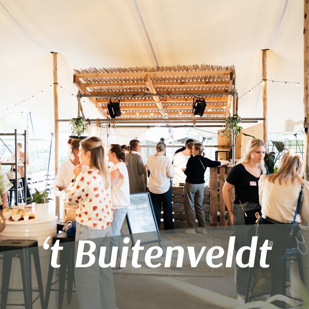 Kom zoals je bent. En wees welkom in 't Veldt. 💛

't Buitenveldt is onze sfeervolle outdoor belevingsbar. Compleet met grote stretchtent, loungehoekjes in de zon, hoge en lage tafels &eacute;n gedecoreerd volgens het seizoen.

't Buitenveldt is dus.