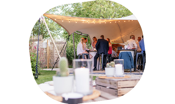 romantische en duurzame trouwlocatie met tuin, bohemian wedding vibes en ceremonieplek in het groen. Perfect voor buiten trouwen, intiem huwelijk of all-in trouwfeest met stretchtent, foodtruck en dansfeest buiten.