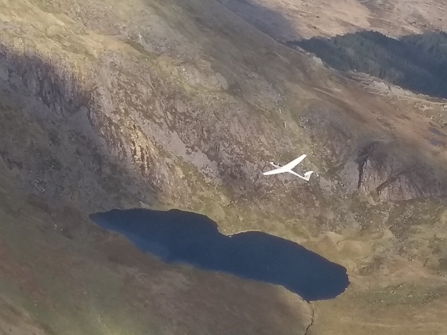 R22 soaring on Harlech Ridge
