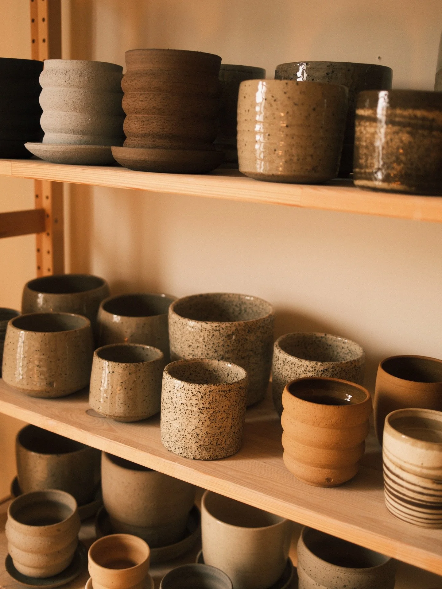 Kasp&oacute;k &eacute;s v&aacute;z&aacute;k k&eacute;sz&uuml;ltek az ut&oacute;bbi hetekben, hogy a j&oacute; idő &eacute;rkez&eacute;s&eacute;re legyen miből v&aacute;logatnotok 🌿✨

Ha n&eacute;zelődn&eacute;tek, időpontot a bi&oacute;ban tal&aacut