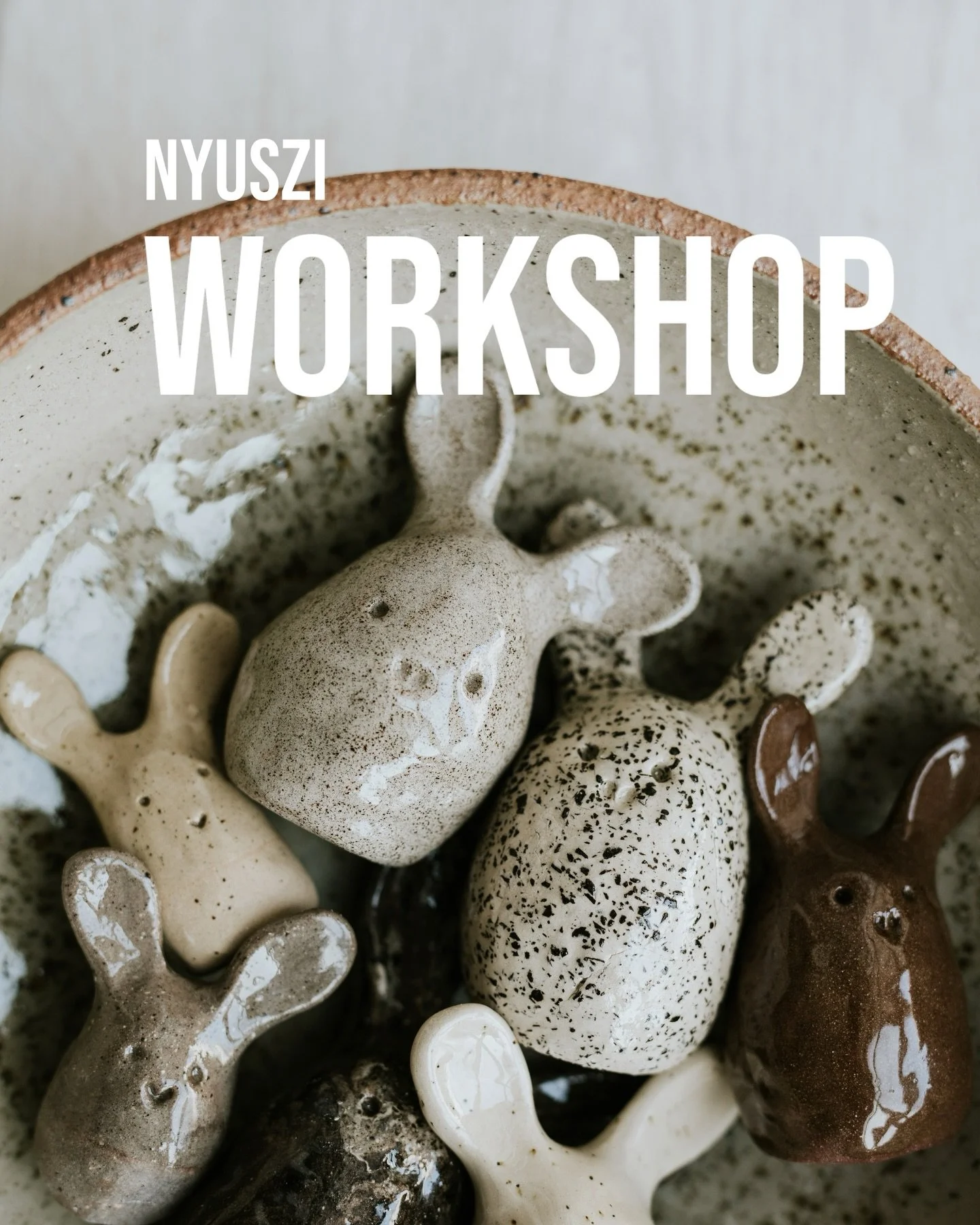 Ezeken az alkalmakon ker&aacute;mia nyuszikat k&eacute;sz&iacute;t&uuml;nk t&ouml;bbf&eacute;le agyagb&oacute;l, amelyek t&ouml;k&eacute;letesek h&uacute;sv&eacute;ti dekor&aacute;ci&oacute;nak, a lak&aacute;sba vagy ak&aacute;r a szabadba is. Locsol