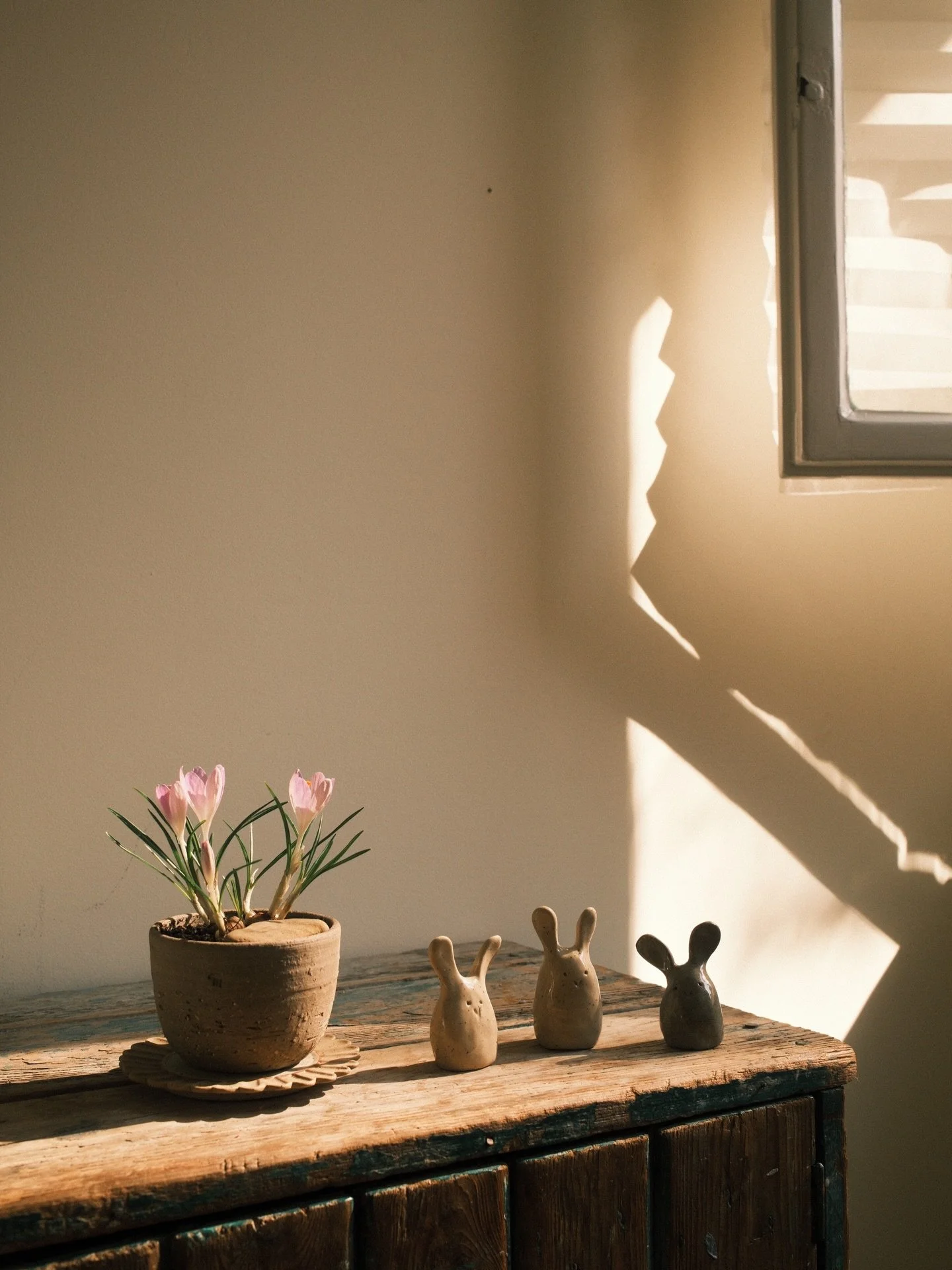 🐰 Bek&ouml;lt&ouml;ztek a nyuszik a műhelybe.
Id&eacute;n az apr&oacute; dekordarabokon k&iacute;v&uuml;l k&eacute;sz&iacute;tettem nagyobb, korongozott t&aacute;rgyakat is: v&aacute;z&aacute;nak, t&aacute;rol&oacute;nak, kasp&oacute;nak, t&ouml;bbf