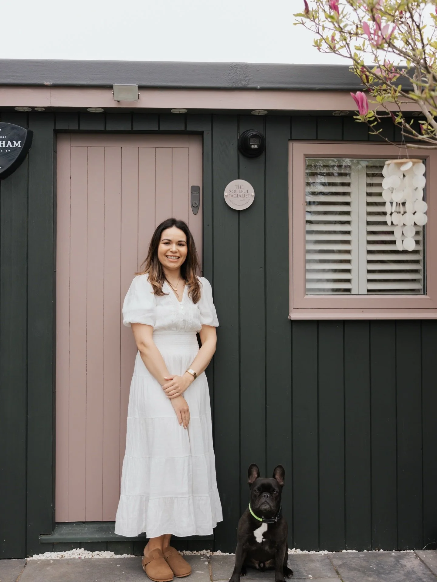 The real boss behind the studio 🐾🤍
(Just here for moral support&hellip; and snacks)

Photography by @katsfilms