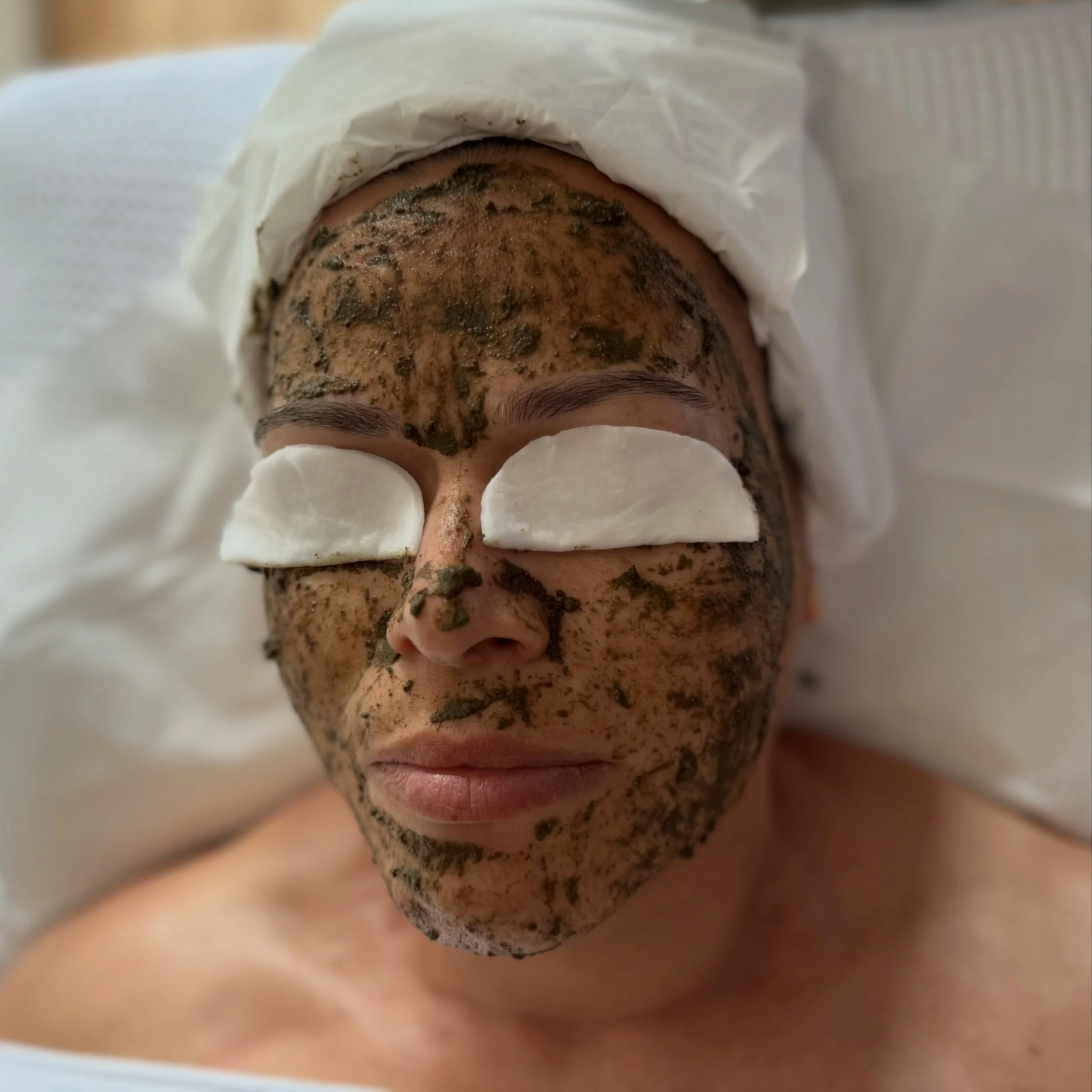 Algae Regeneration Therapy

 I wanted to take a moment to properly explain what it is and who it&rsquo;s for.

This is not a &ldquo;quick glow&rdquo; facial.

It&rsquo;s a biological resurfacing treatment designed to actively support skin renewal fro