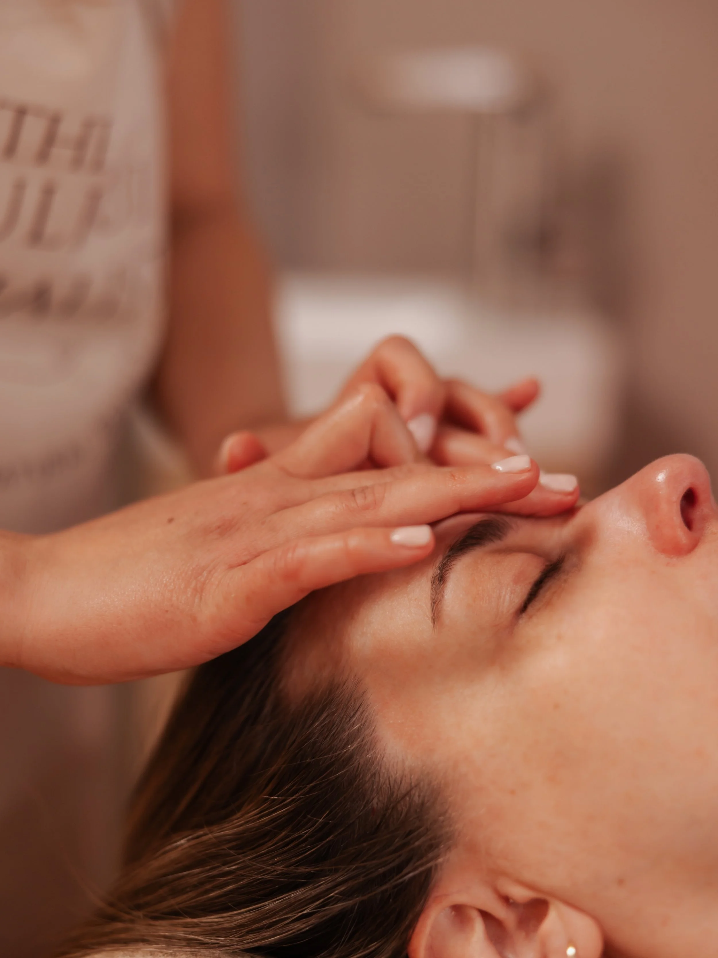 What does ageing well actually mean?

At The Soulful Facialist, it isn&rsquo;t about chasing perfection, freezing expression, or trying to look younger than you are.

It&rsquo;s about creating healthy, resilient skin that can thrive through every sta