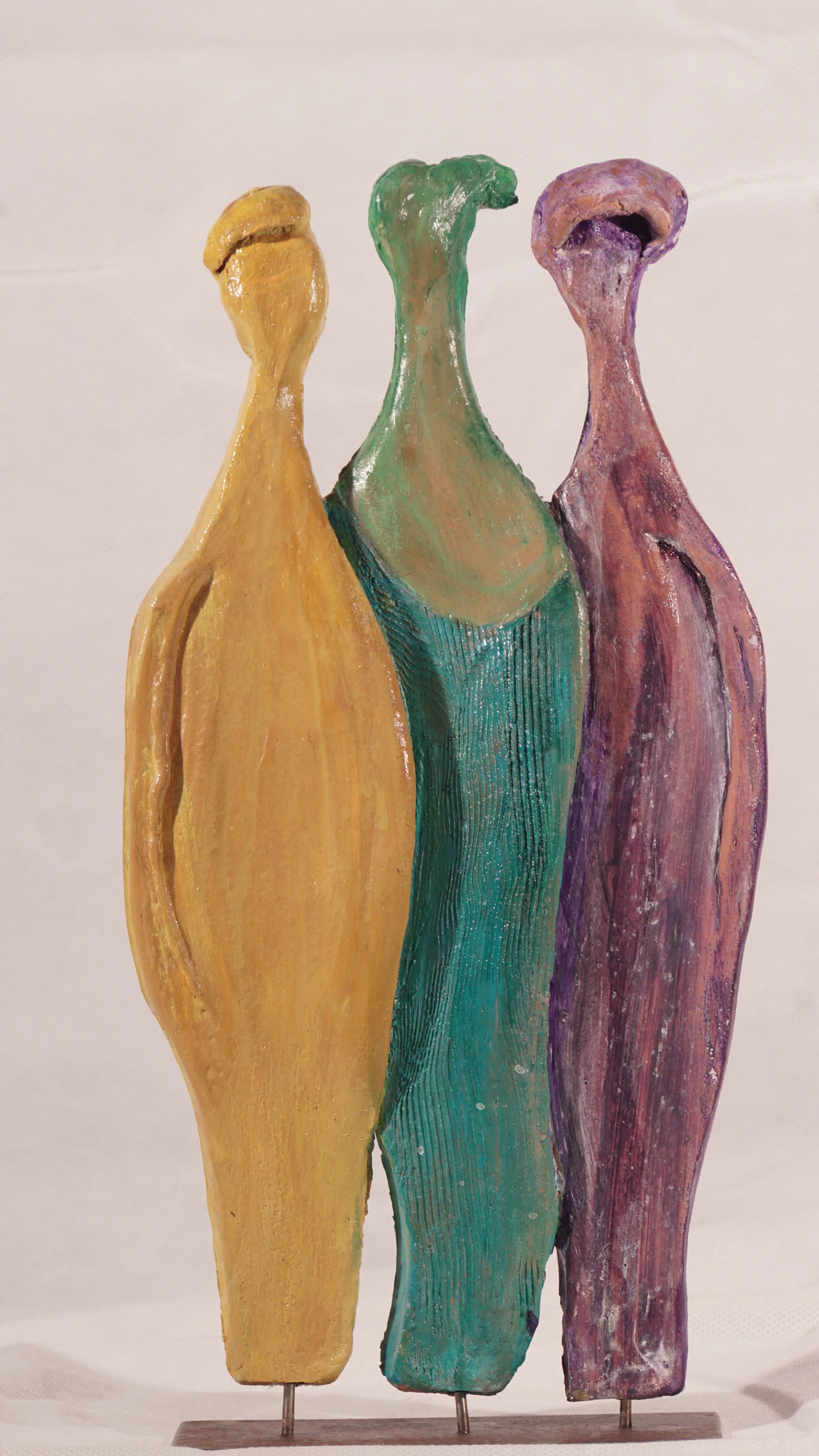 Drei Freundinnen Terrakottascheiben,farbig gefasst 33x16cm.JPG