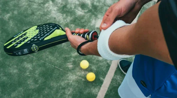Tenniselleboog bij padel: de échte oorzaak ligt in je schouder