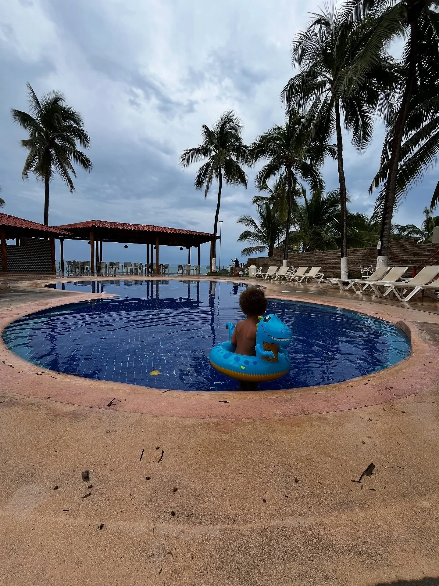 We are sitting at the kiddy pool, with kids from 1 to 12 years old. Playing with different floaty toys.
The kids laugh and most of all: the kids share their toys. 
When do we teach our kids to be so possessive? When do we teach our kids to hold on ti