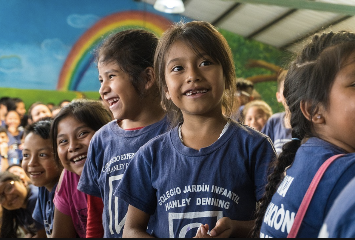 Kids are together and smiling in their school shirts at Colegio Jardin Infantil Hanley Denning, an organization you can donate to on Giving Tuesday