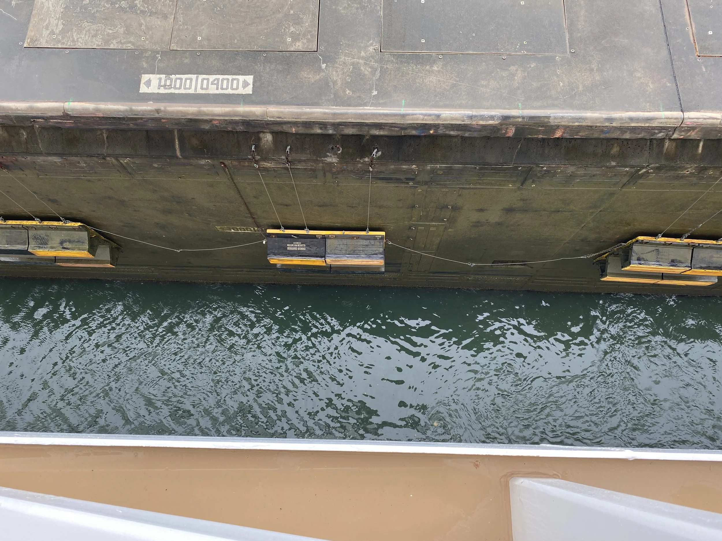 distance from ship to side wall of lock