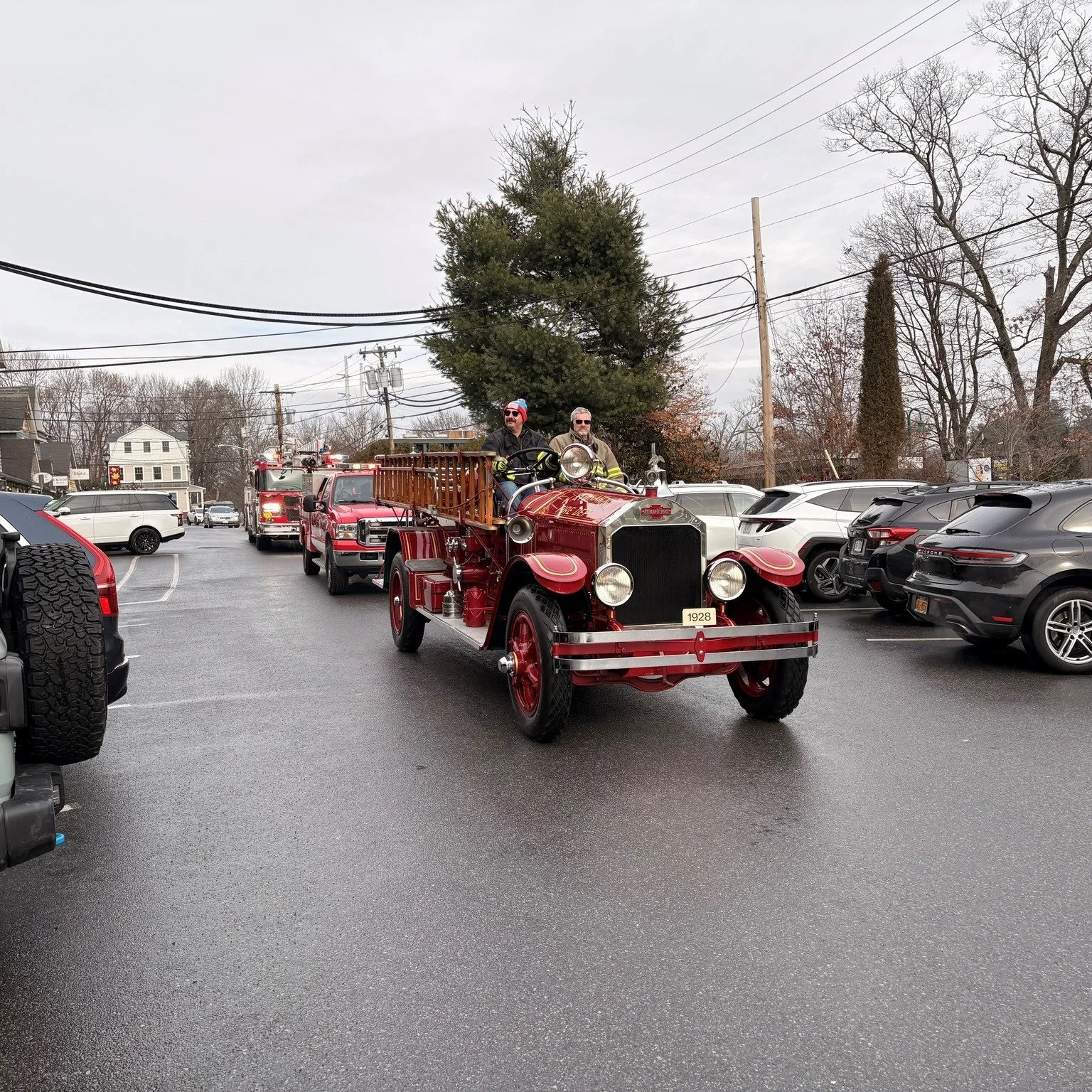 This weekend, the Peppermint Parade came to Katonah, leading Santa Claus to town with a big assist by the Katonah Fire Department.  It was a treat to see so many excited and smiling faces, especially from the little ones.  Thank you as well to the Ka
