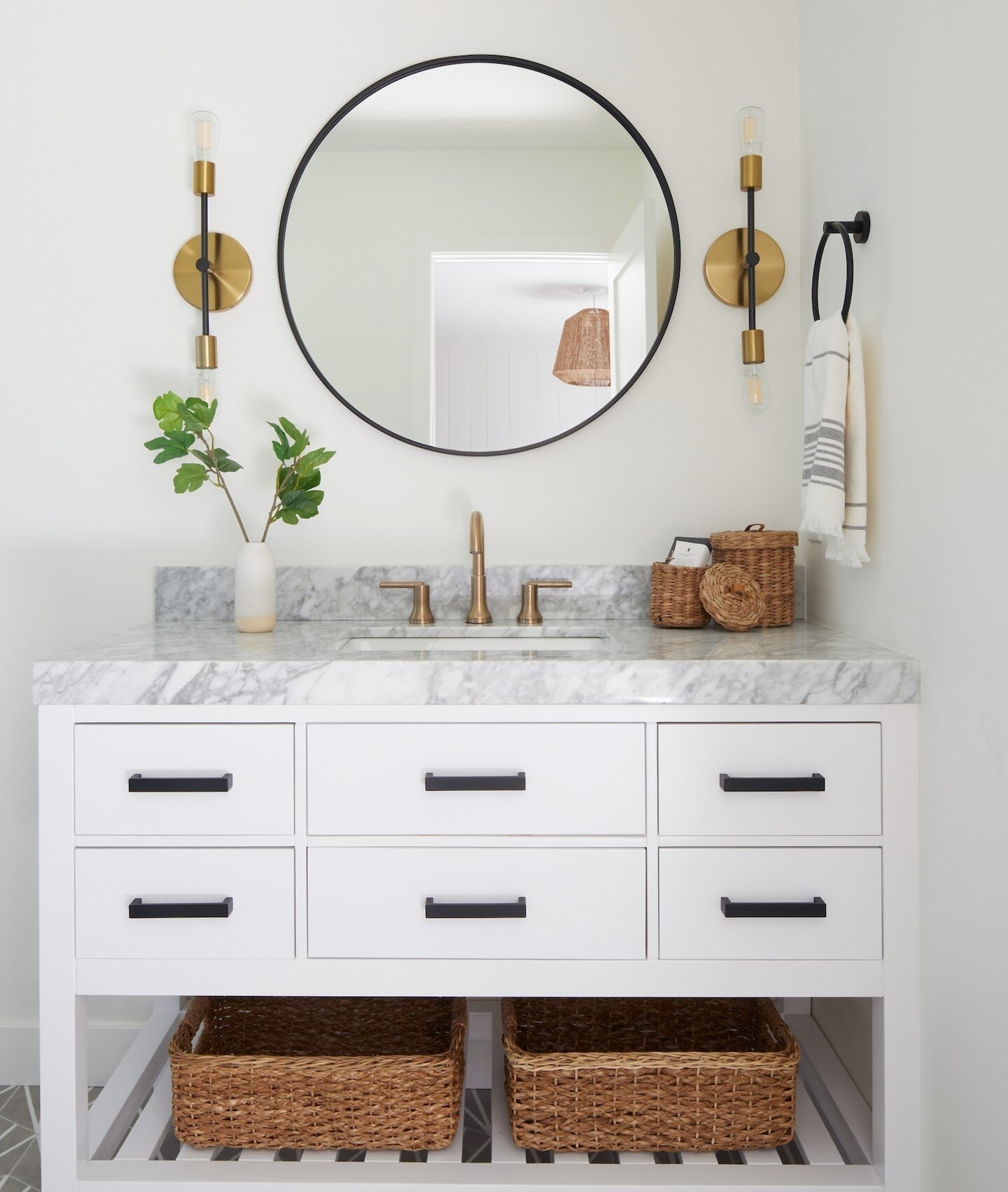 POV: Your overnight guests get to freshen up at this gorgeous bathroom vanity 😍⁠
⁠
📸: @chris_terese_studios ⁠
#lakearrowheadcabin #gutjob #EmilyLaMarqueDesign #totalremodel #lakearrowhead #beforeandafter #mountainhouse #remodel #lakearrowheadinteri