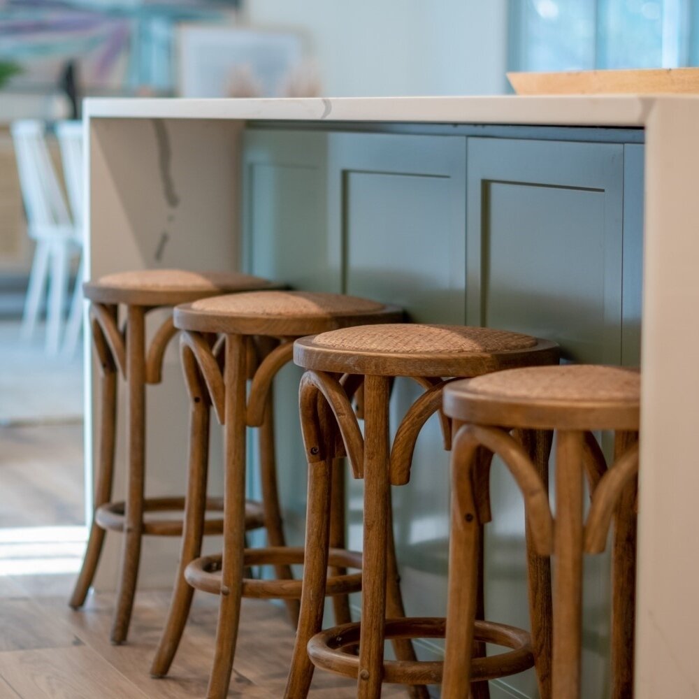 Pull up a stool for easy access to food, drinks and good conversation ✨⁠
⁠
 📸: @chris_terese_studios⁠
 #lakearrowheadcabin #gutjob #EmilyLaMarqueDesign #totalremodel #lakearrowhead #beforeandafter #mountainhouse #remodel #lakearrowheadinteriordesign