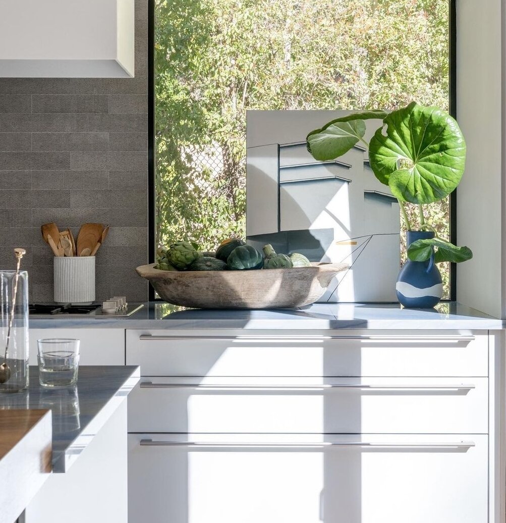 This sunny kitchen spot is perfection, especially with the addition of giant leopard leaves 🌱⁠
⁠
📷@charlotteleaphotography #EmilyLaMarqueDesign #interiordesignlife #interiordesigninspirations #interiordesignersofinstagram #moderndesignhomes #modern