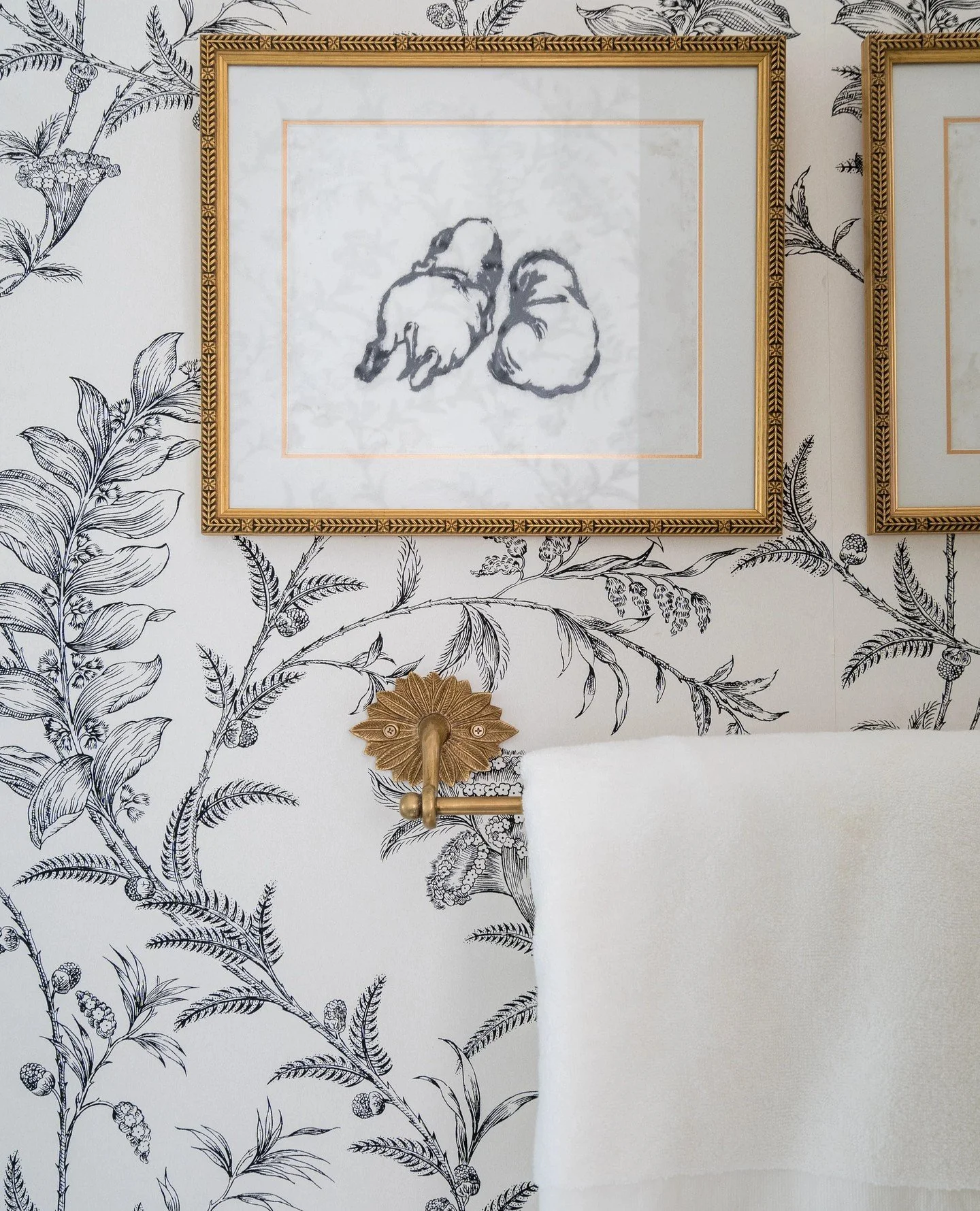 Wallpaper + whimsical artwork&hellip;need I say more? 🤍#EmilyLaMarque⁠
⁠
Photography by @charlotteleaphotography⁠
Styling by @jenbarguiarena ⁠
⁠
#woodlandhillsinteriordesign #interiordesigntips #interiordesignlife #interiordesigninspirations #interi