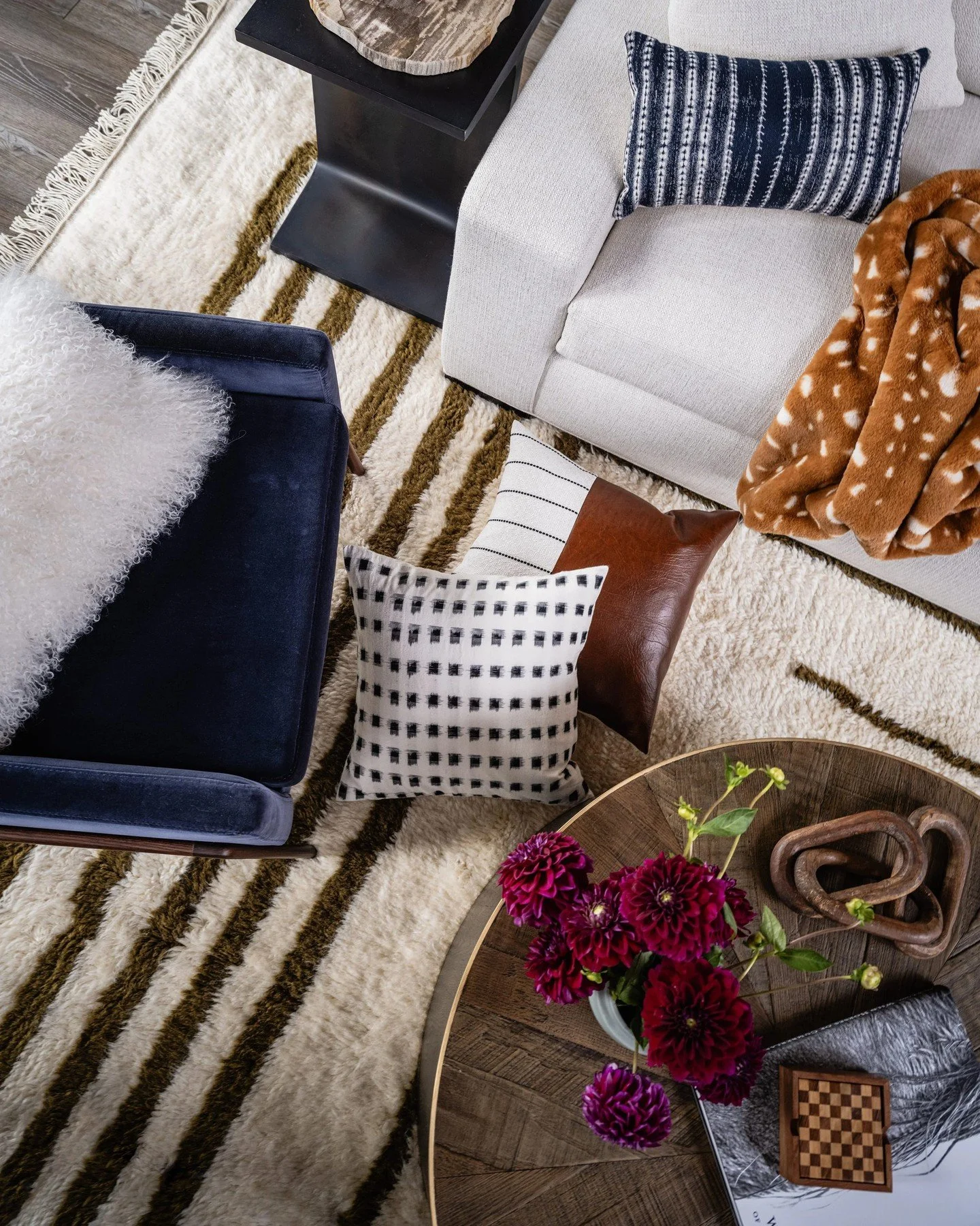 From above, it&rsquo;s giving: texture, tone, and total calm. Proof that cozy can still have choreography. 🌲🕯️#EmilyLaMarqueDesign⁠
⁠
Photography by @_karamercer⁠
Styling by @jenbarguiarena ⁠ ⁠
⁠
⁠
#Suncadia #MountainGetaway #CozyInteriors #Texture