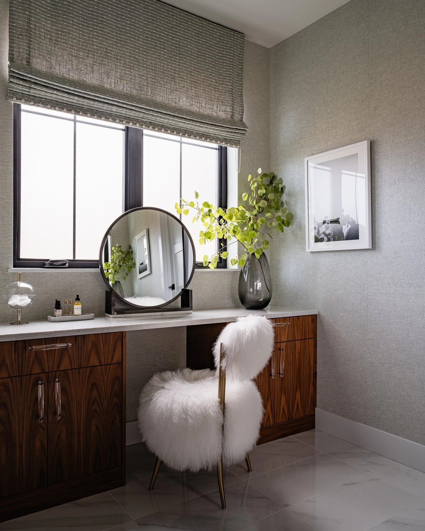 A vanity with a view 🪞Because getting ready feels different when there&rsquo;s mountain light streaming in and your chair feels like a cloud. ☁️ #EmilyLaMarqueDesign⁠
⁠
Photography by @_karamercer⁠
Styling by @jenbarguiarena ⁠ ⁠
⁠
⁠
#Suncadia #Mount