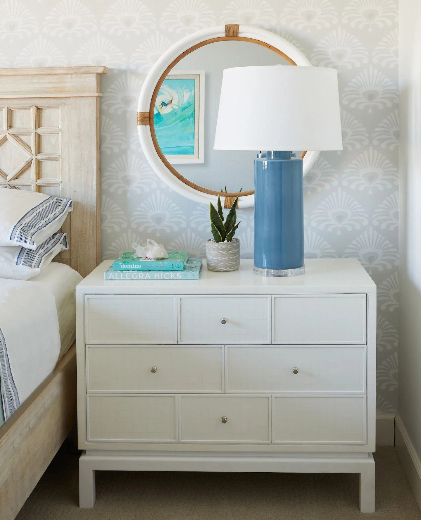 White, blue, and just enough contrast to keep things interesting. This bedside vignette is proof that style lives in the details 💙📚#EmilyLaMarqueDesign⁠
⁠
#pasadenainteriordesign #altadenainteriordesign #pasadenadesigner #altadenadesigner #altadena