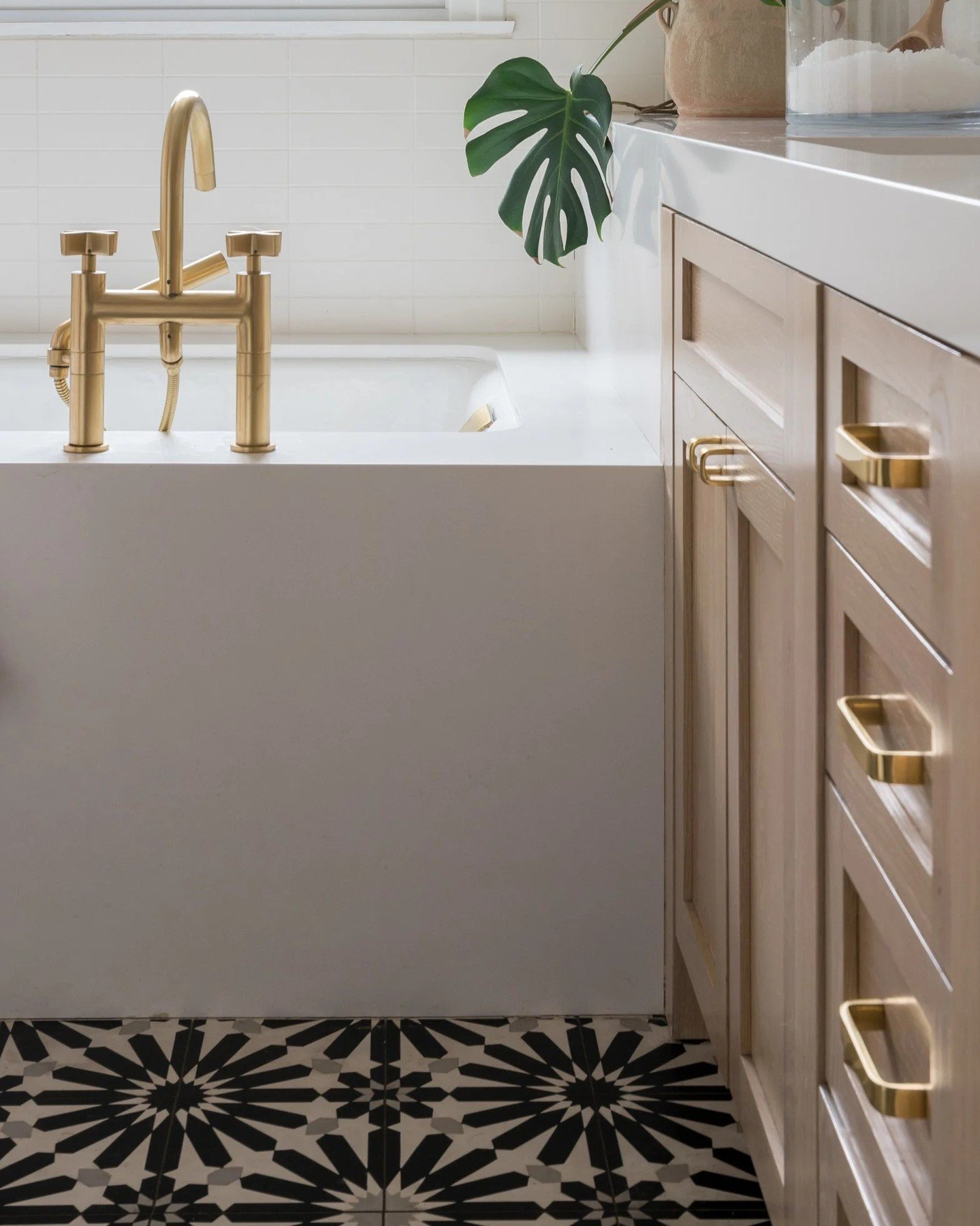 Gold faucet, patterned tile, and a tub that says &lsquo;cancel your plans.&rsquo; 🛁✨#EmilyLaMarqueDesign ⁠
⁠
Photography by @charlotteleaphotography⁠
Styling by @jenbarguiarena ⁠
⁠
#GlassellParkDesign #SpanishRevivalStyle #CaliforniaHomeDesign #Mode