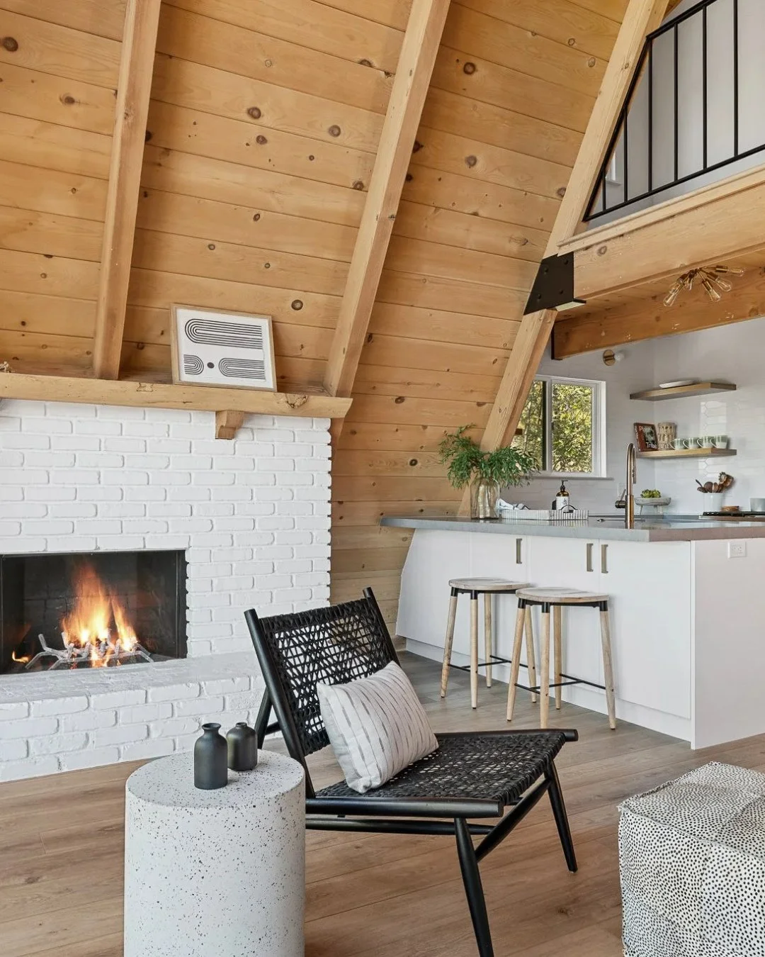 Can we get cozy and have a fireside chat in the mountains? 🔥⁠
⁠
Photography by @ierealestatephotographer⁠
⁠
#EmilyLaMarqueDesign⁠
⁠
#arroyointeriordesign#pasadenainteriordesign #pasadenainteriordesigner #pasadenahomeremodeling #altadenainteriordesig