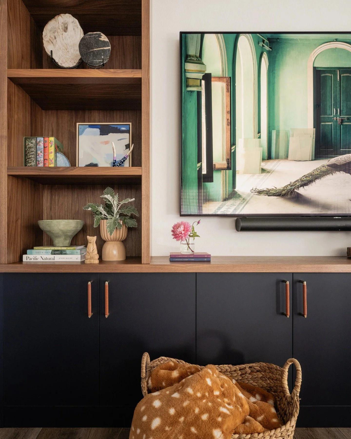 When your entertainment wall doubles as your chicest shelfie. Dark cabinetry, warm wood shelves, and a TV that finally has the backdrop it deserves ✨🏔️ #EmilyLaMarqueDesign⁠
⁠
Photography by @_karamercer⁠
Styling by @jenbarguiarena ⁠ ⁠
⁠
#funcadiasu