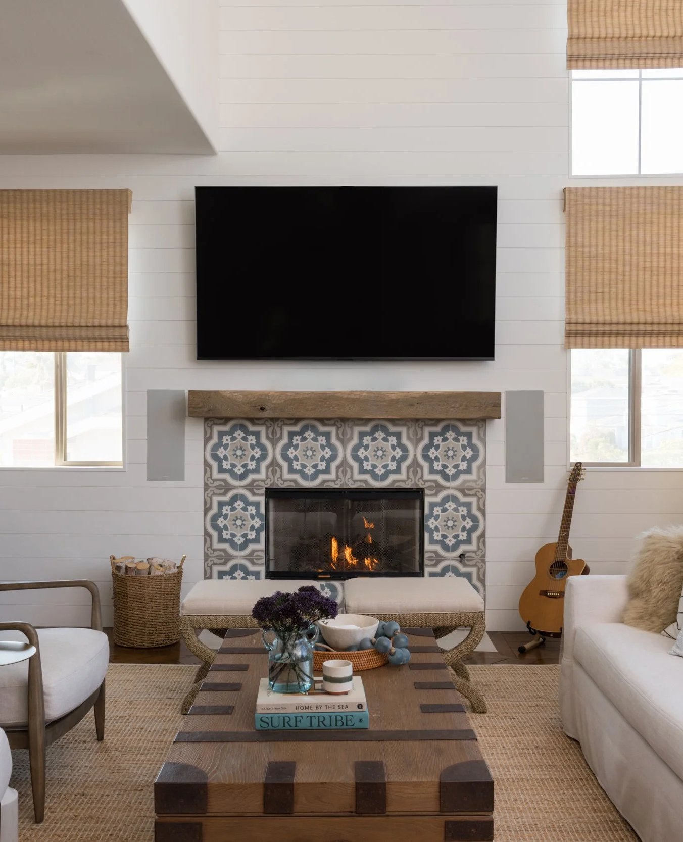 Where the light dances in and the fire whispers, &ldquo;Stay awhile.&rdquo;&rsquo; This SoCal living room feels like a gentle hug. It&rsquo;s calm, cozy, and perfectly in tune with its beach-breeze soul. 🪵✨#EmilyLaMarqueDesign⁠
⁠
Photography by @cha