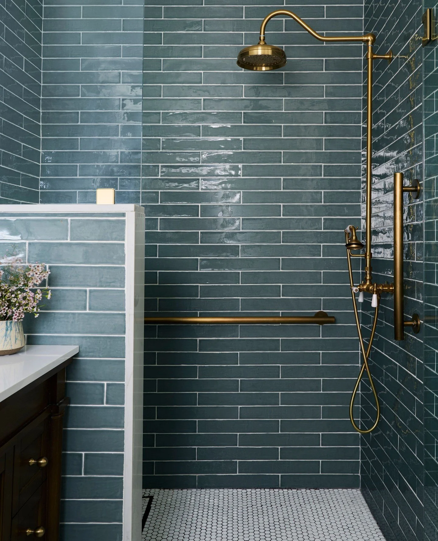 Serene. Luxe. Stunning. There&rsquo;s no better place to wash off the stress of the day than this fabulous tiled shower 🚿 #EmilyLaMarqueDesign⁠
⁠
Photography by @tramp.studio⁠
Styling by @jenbarguiarena ⁠
⁠
#pasadenainteriordesign #pasadenainteriord
