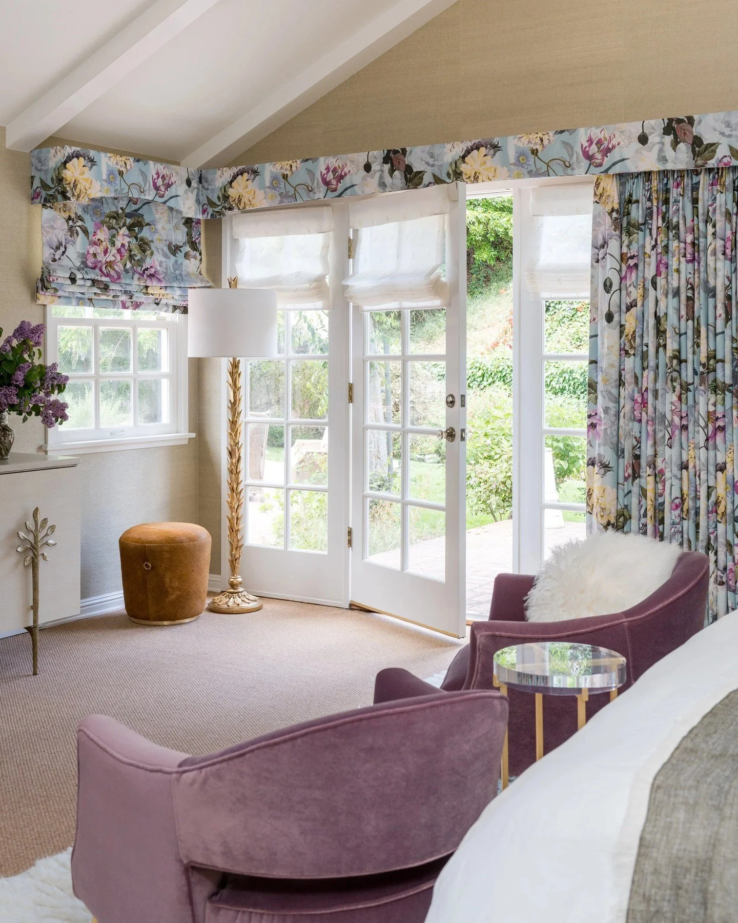 Sunlit scenes &amp; floral dreams ✨ This sitting room is giving bring-the-outside-in energy with big windows, a pattern that pops, and vibes you want to linger in. #EmilyLaMarqueDesign⁠
⁠
Photography by @charlotteleaphotography⁠
Styling by @jenbargui