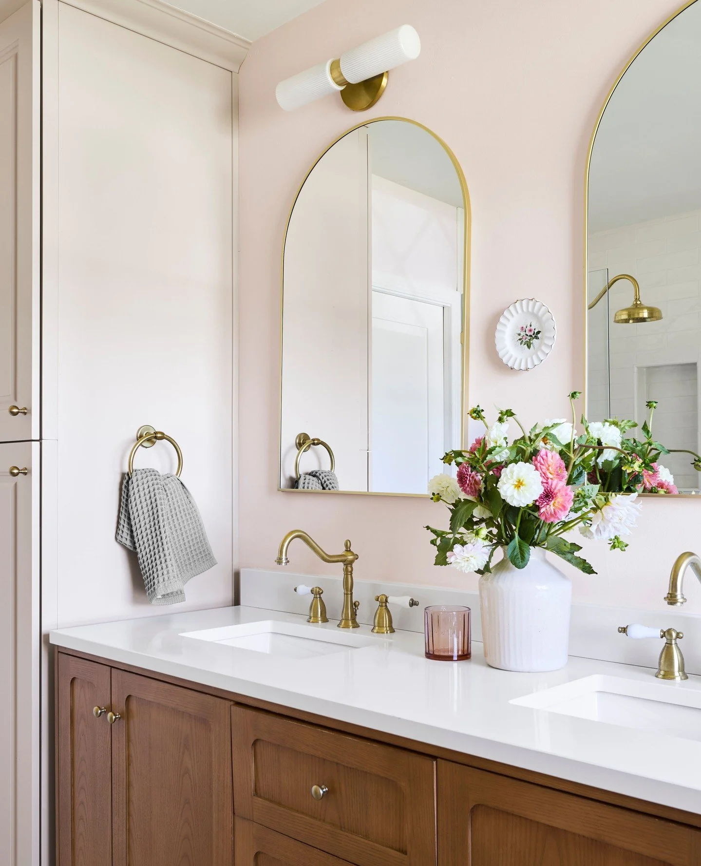 A bathroom designed to feel calm, collected, and quietly beautiful. Soft finishes, thoughtful details, and just enough glow to make everyday routines feel special. ✨#EmilyLaMarqueDesign⁠
⁠
Photography by @tramp.studio⁠
Styling by @jenbarguiarena ⁠
⁠
