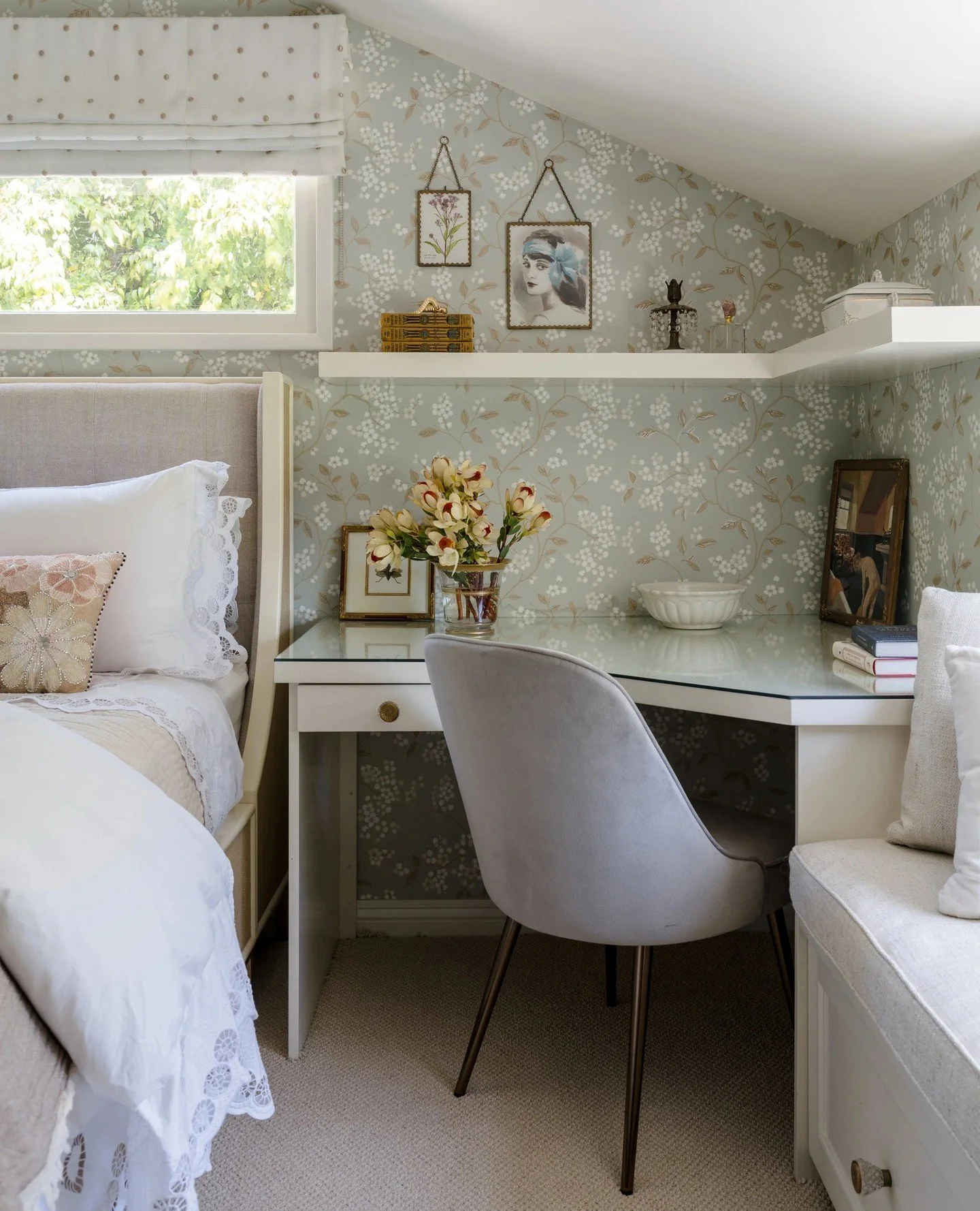 A little corner with big personality 🌸 This desk nook beside the bed is all about thoughtful details&hellip;the floral wallpaper, layered textures, and sunshine ready for journaling, morning coffee, or a moment of quiet creativity ✨#EmilyLaMarqueDes