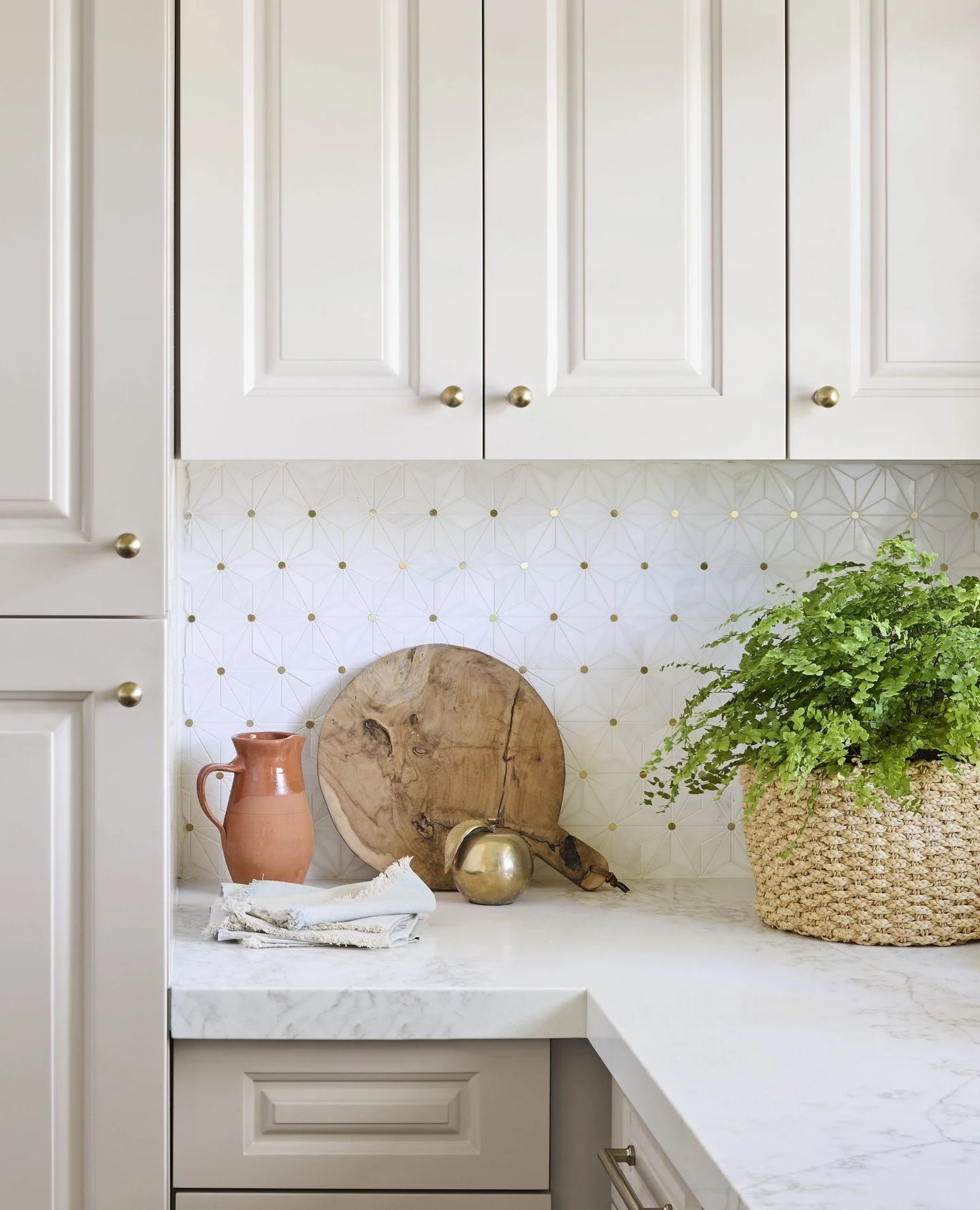 Sometimes all a space needs is good light, thoughtful design, and a little green 🌿✨⁠
#EmilyLaMarqueDesign⁠
⁠
Photography by @tramp.studio⁠
Styling by @jenbarguiarena ⁠
#pasadenainteriordesign #pasadenainteriordesigner #pasadenahomeremodeling #altade