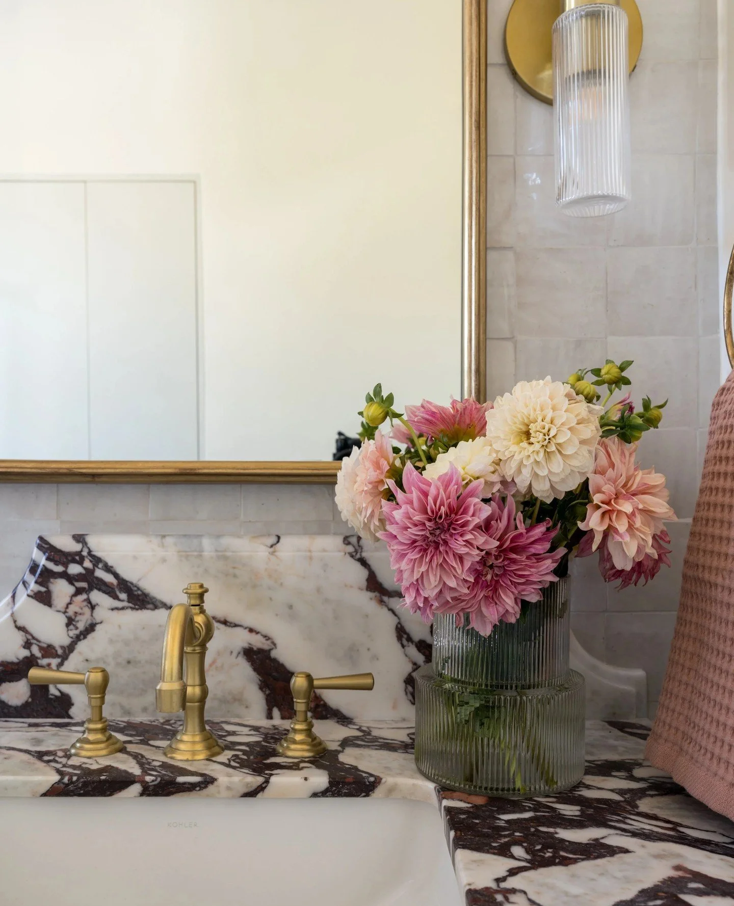 Marble that feels timeless, florals that feel fresh 💐 This bungalow bath pairs a classic marble countertop with delicate floral accents for a look that&rsquo;s equal parts refined and inviting. A little pattern, a little polish, and a whole lot of c