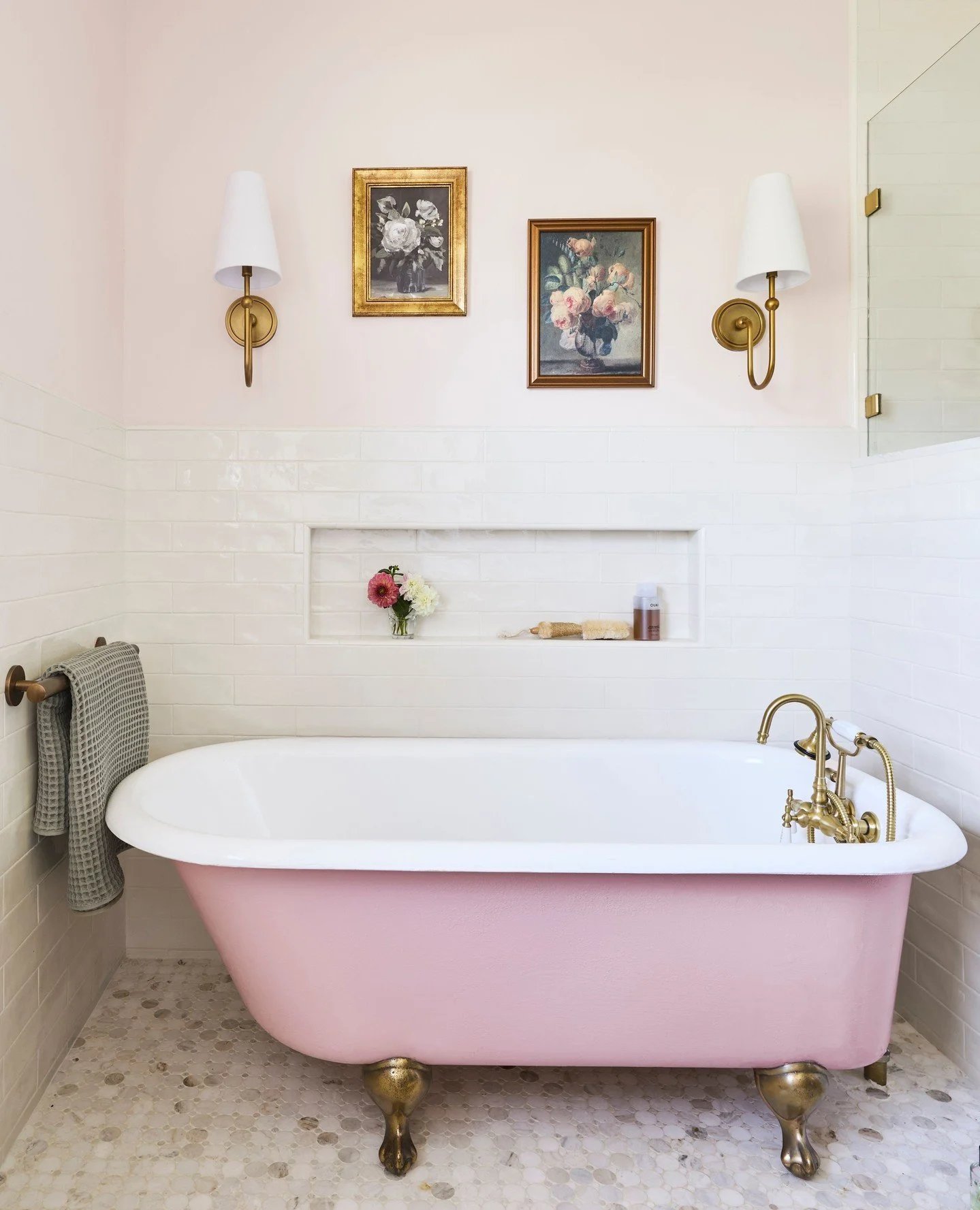 Pretty in pink never looked so timeless. 💕 This clawfoot tub brings a whisper of vintage glamour and femininity 🤍It&rsquo;s a little touch of old-Hollywood romance tucked into everyday living. #EmilyLaMarqueDesign⁠
⁠
Photography by @tramp.studio⁠
S