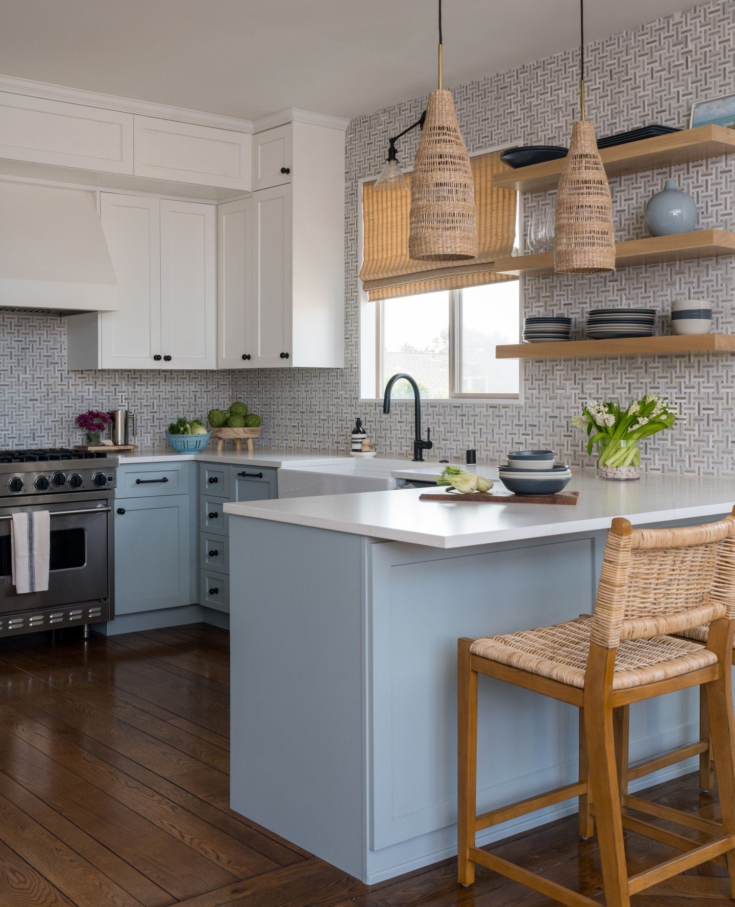 Sunlit surfaces, soft layers, and thoughtful details&hellip;this kitchen feels like every day could be a beach day. Natural light dances across warm finishes and curated accents, making it effortlessly chic and wonderfully livable. 🪵🌿✨#EmilyLaMarqu