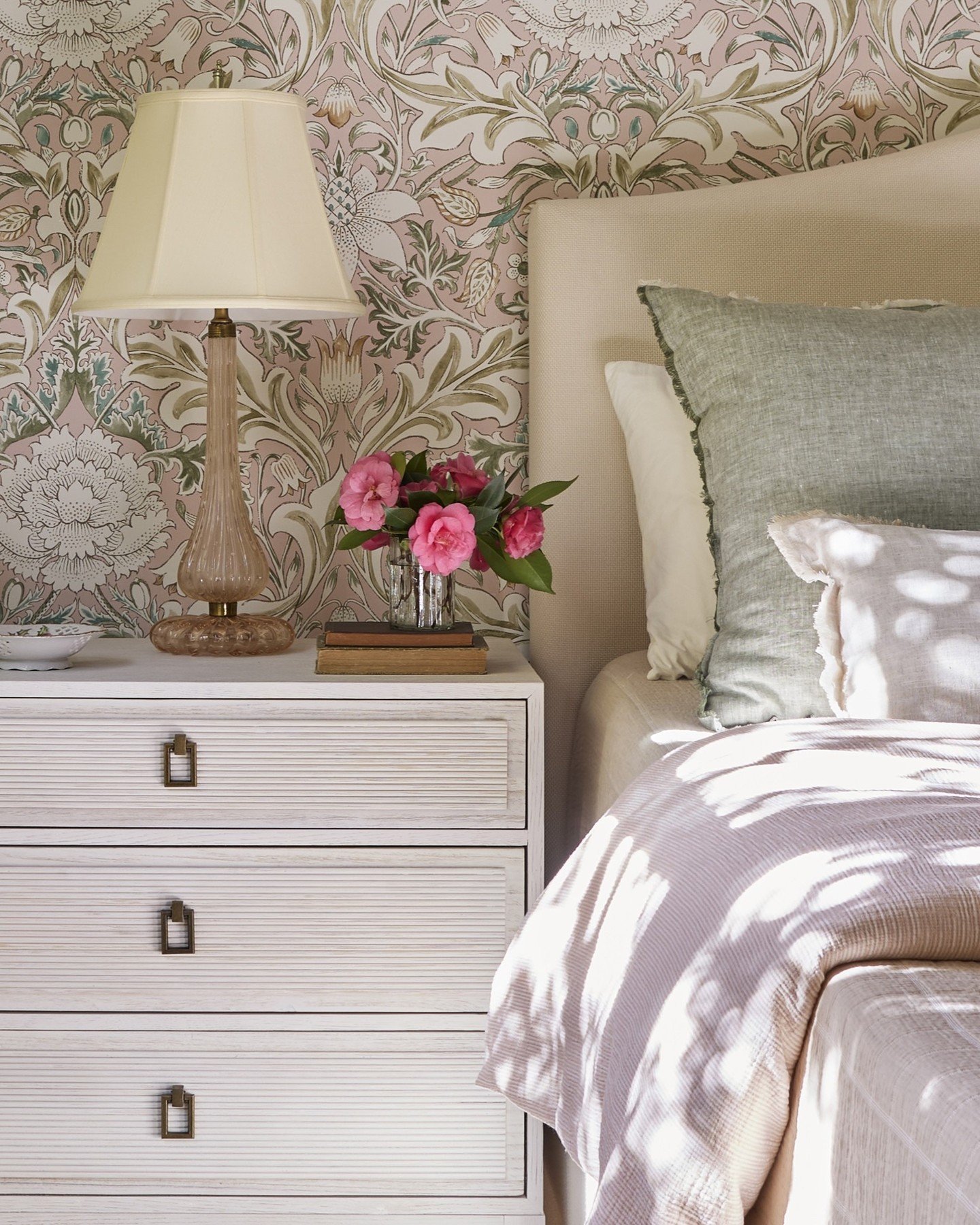Who needs art when your wallpaper is doing the most? 🌸Toss in a bright pop of flowers by the bed, along with bedding that ties it all together, and you have a room that&rsquo;s stunning and cozy. It was such a beautiful opportunity to create somethi