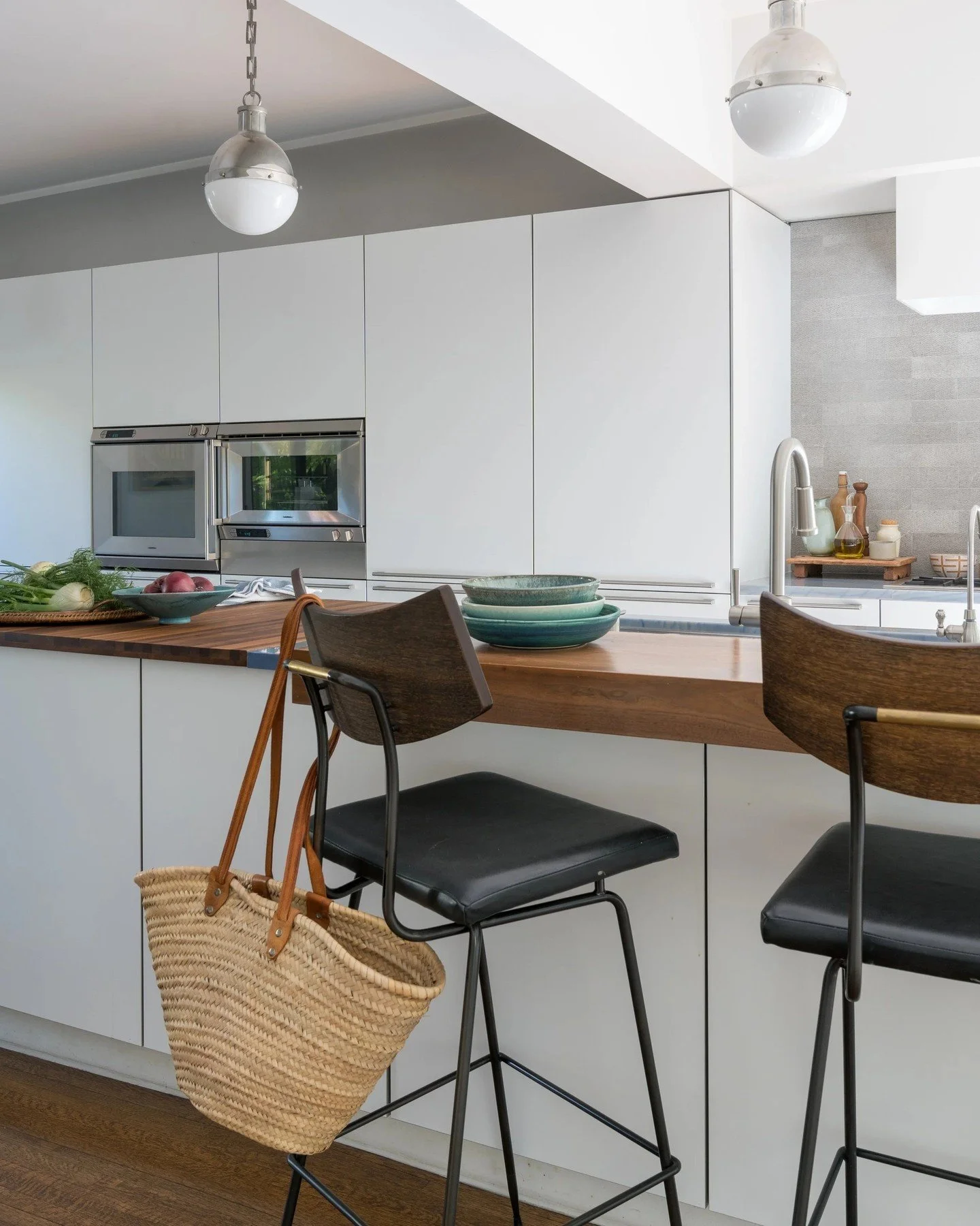 Lived-in luxury ✨⁠
⁠
This kitchen is the perfect spot for laid-back connection 🤍#EmilyLaMarqueDesign⁠
⁠
Photography by @charlotteleaphotography⁠
Styling by @jenbarguiarena⁠
⁠
#pasadenainteriordesign #pasadenainteriordesigner #pasadenahomeremodeling 