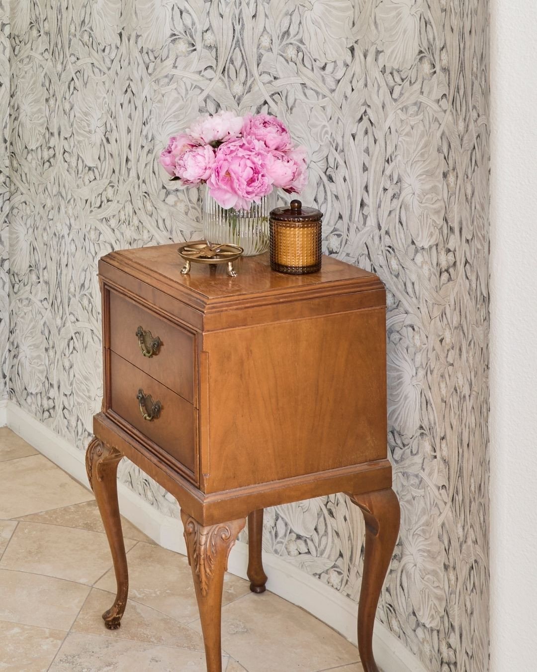 Printed wallpaper is the perfect backdrop for an antique accent table, especially in soft neutral hues 🤍#EmilyLaMarqueDesign⁠
⁠
Photography by @tramp.studio⁠
⁠
#pasadenainteriordesign #pasadenainteriordesigner #pasadenahomeremodeling #altadenainteri