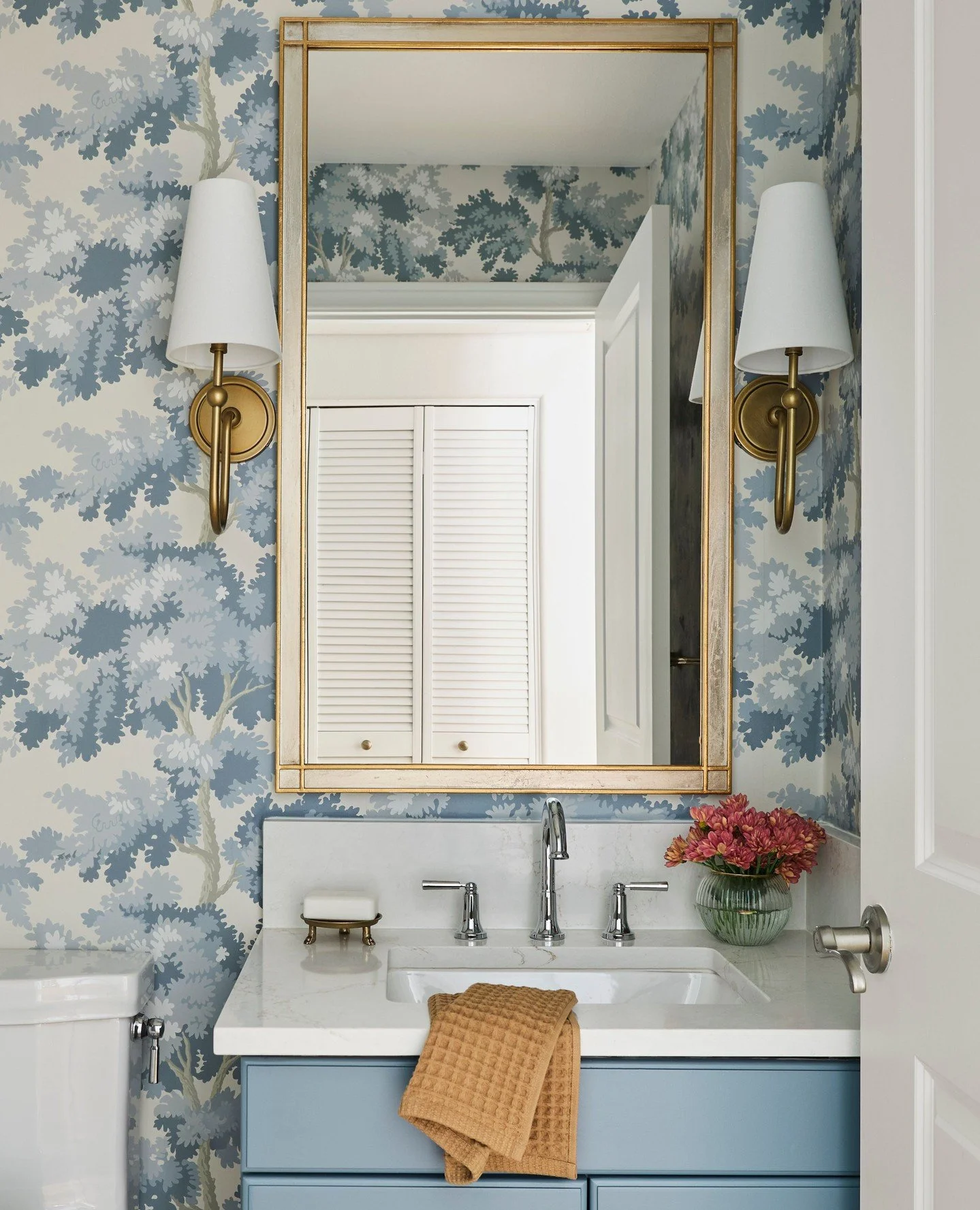 Feeling blue in the best kind of way 🩵⁠
⁠
Bring a touch of the blues to your bathroom with soft blue cabinetry and a stunning printed backdrop. #EmilyLaMarqueDesign⁠
⁠
Photography by @tramp.studio⁠
⁠
#pasadenainteriordesign #pasadenainteriordesigner