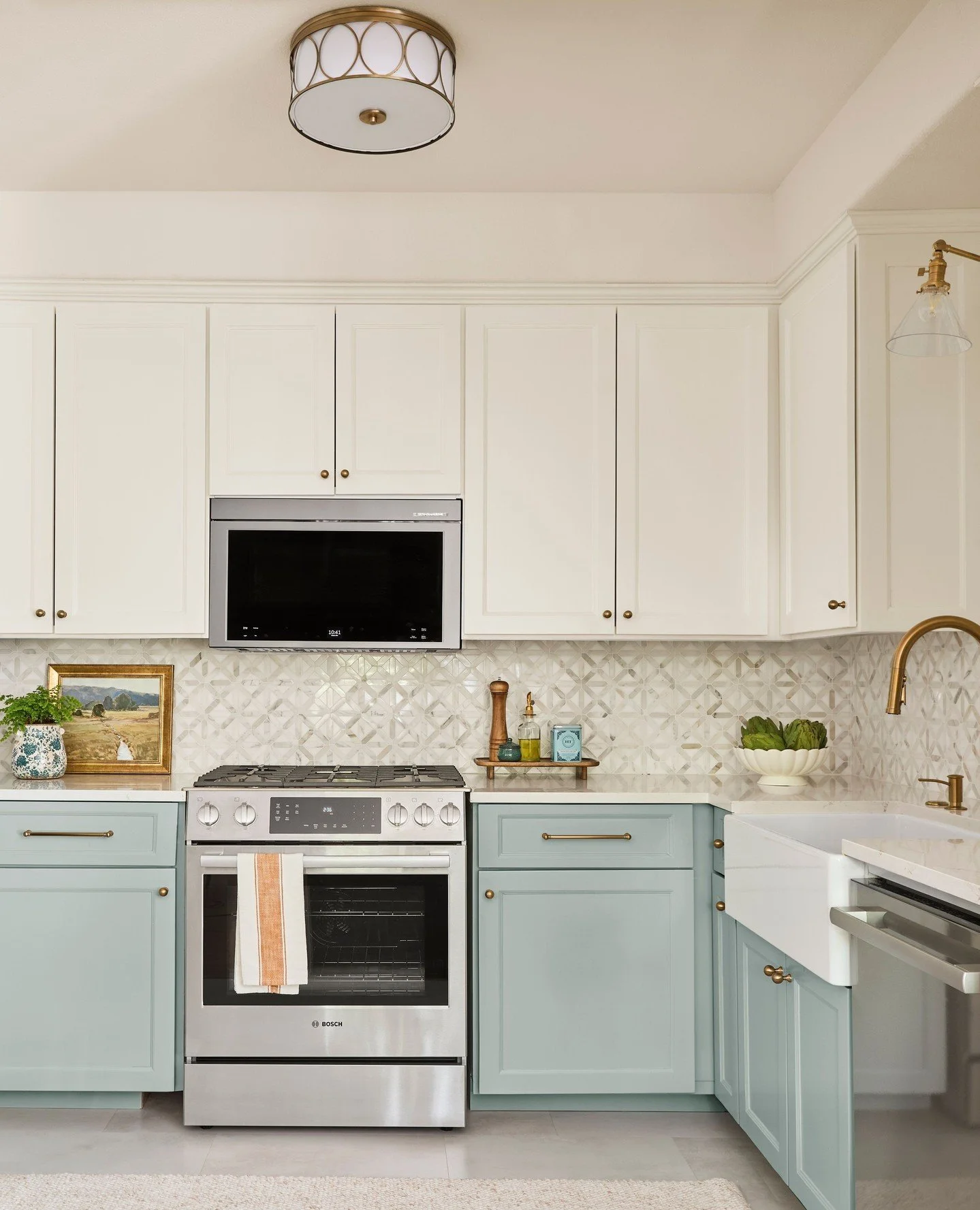 Living oh-so lovely in Pasadena 🩵⁠
⁠
This kitchen has a breezy, airy feel that blends elegance and style, creating a space you&rsquo;ll never want to leave. #EmilyLaMarqueDesign⁠
⁠
Photography by @tramp.studio⁠
⁠
#pasadenainteriordesign #pasadenaint