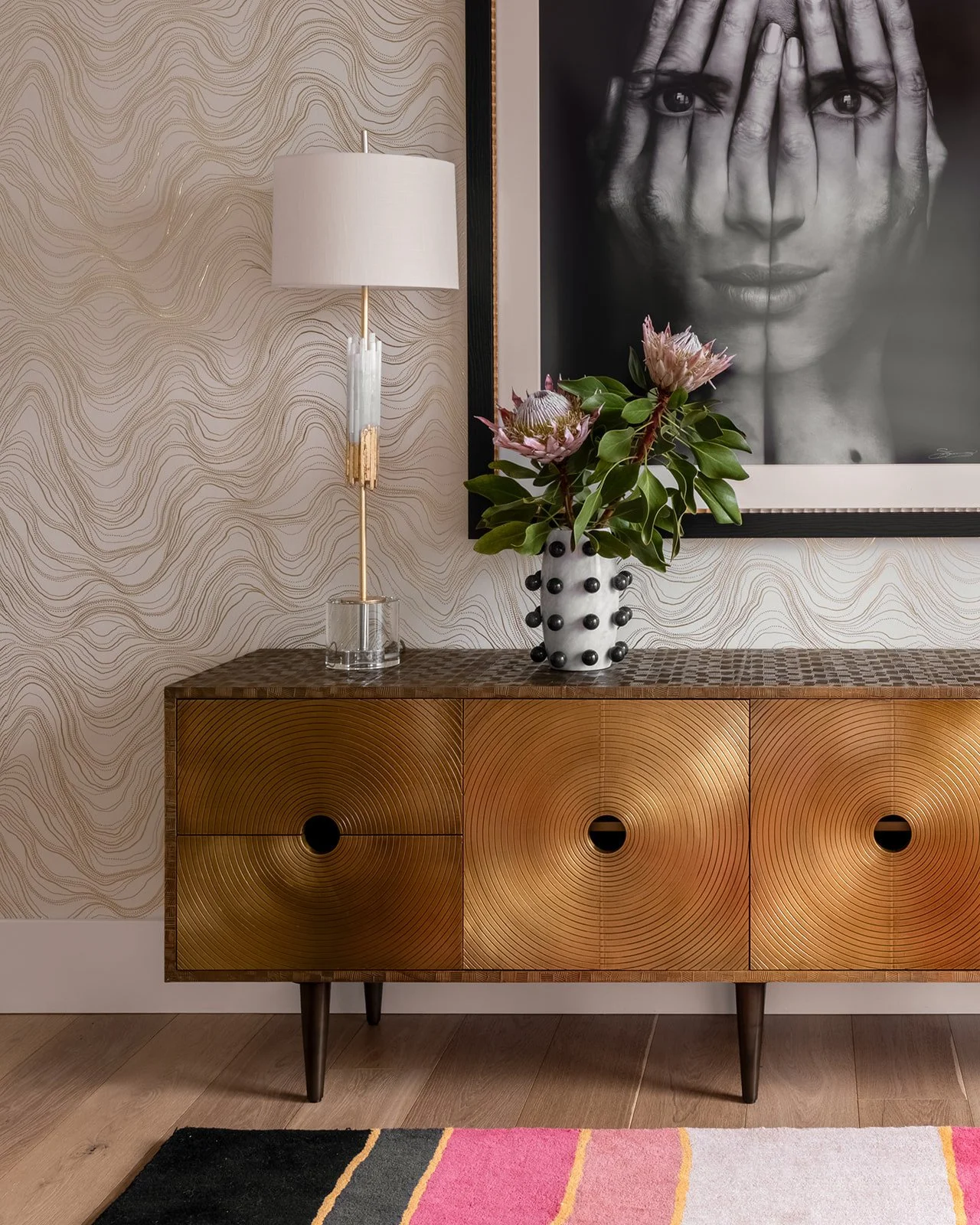 When you have WOW-worthy artwork, you don&rsquo;t have to mute the rest of the space. Take notes from this jaw-dropping entry&hellip;the large print makes a statement, but the rest of the room says, &ldquo;We're gorgeous and fun, too!" The resul