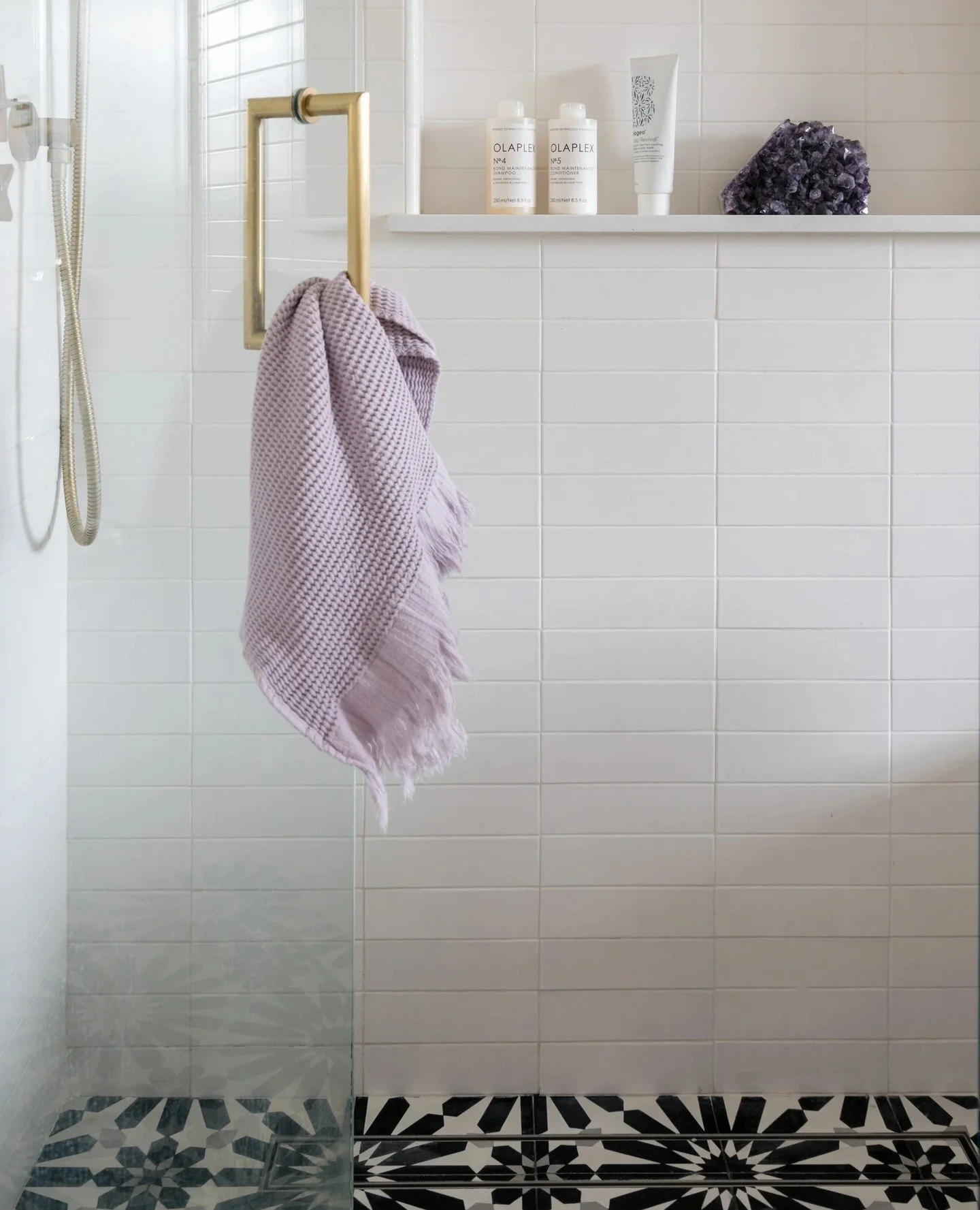 When your shower has main character energy 💁🏼&zwj;♀️#EmilyLaMarqueDesign⁠
⁠
Photography by @charlotteleaphotography⁠
Styling by @jenbarguiarena ⁠ ⁠
⁠
#glassellparkinteriordesign #pasadenainteriordesign #pasadenainteriordesigner #pasadenahomeremodel