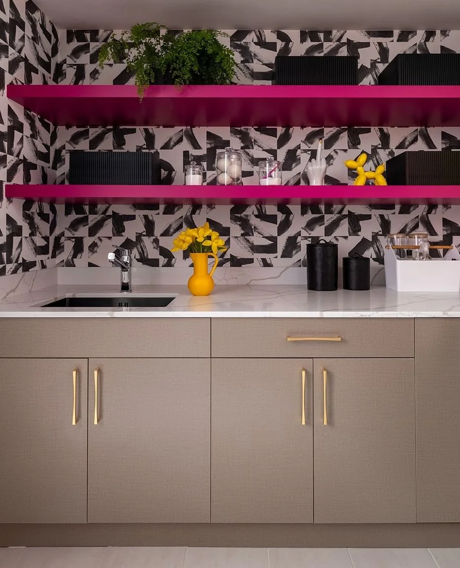 Graphic wallpaper with hot pink and yellow accents? Yes, please! Because function spaces should also be FUN 🩷💛 #EmilyLaMarqueDesign⁠
⁠
Photography by @_karamercer⁠
Styling by @jenbarguiarena⁠
⁠
⁠
#bellevueinteriordesign #pasadenainteriordesign #pas