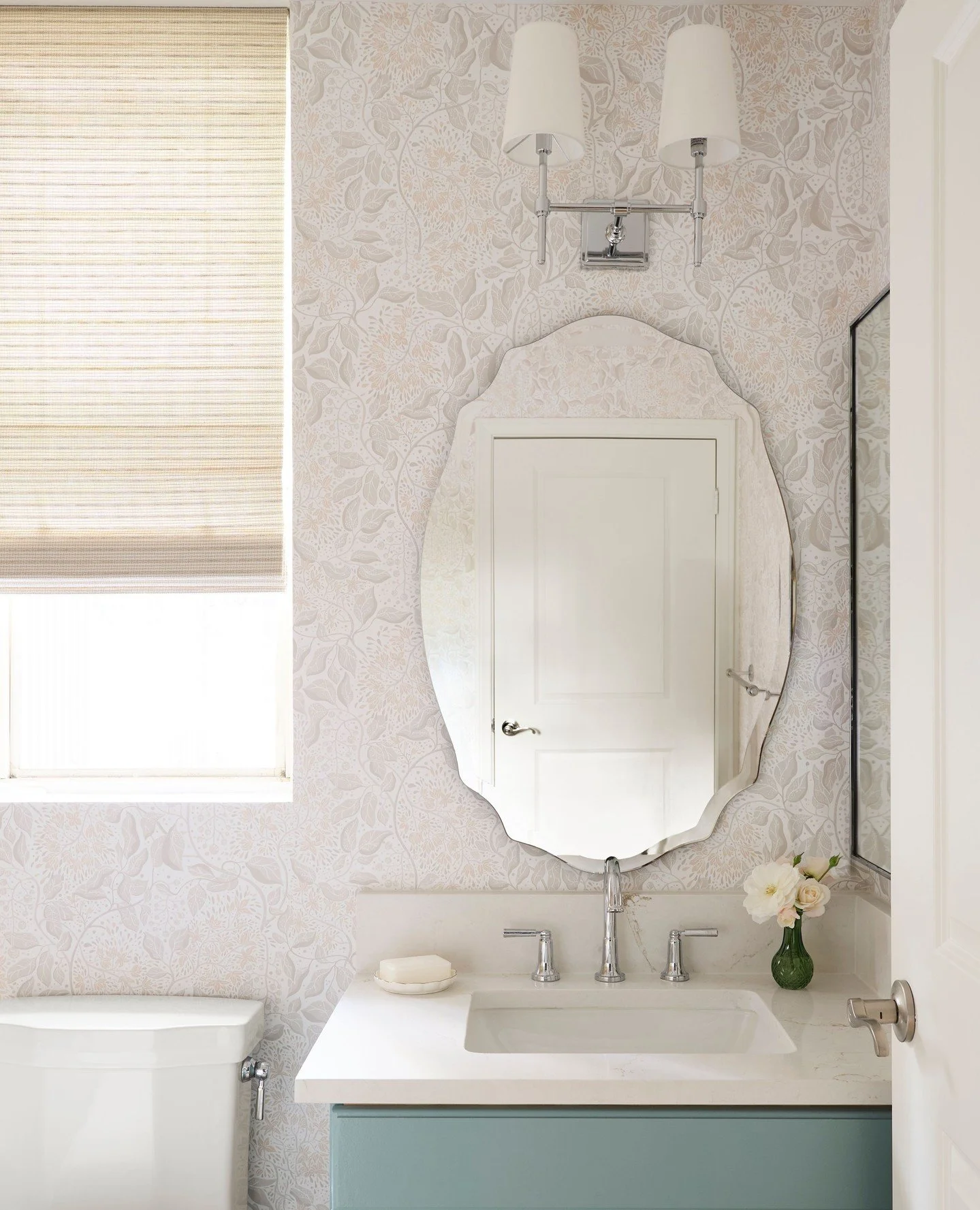 Mirror, mirror on the wall&hellip;⁠
⁠
This vintage inspired bathroom mirror is the perfect focal point for any powder room. With soft-hued wallpaper and a pop of flowers, this space stands out in the best way possible 🤩🪞 #EmilyLaMarqueDesign⁠
⁠
Pho