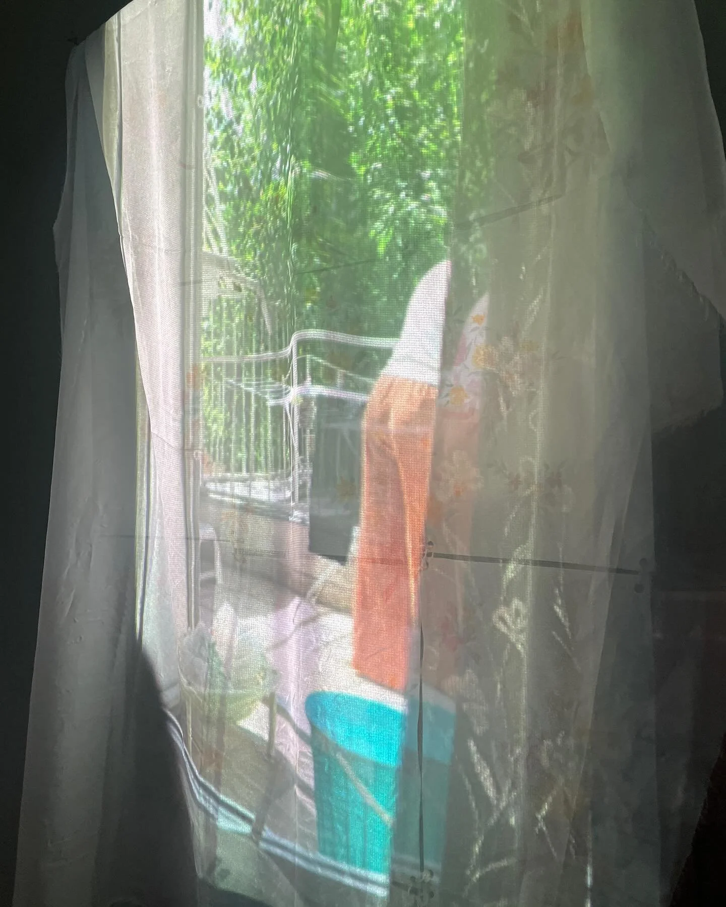 (Timeless Portal, 2022)
Silent projection onto handmade screen: watercolor on vellum paper covered in transparent fabric. In this video, taken in Tehran, Iran during my first visit to the country in 17 years, my family member and I hang laundry to dr