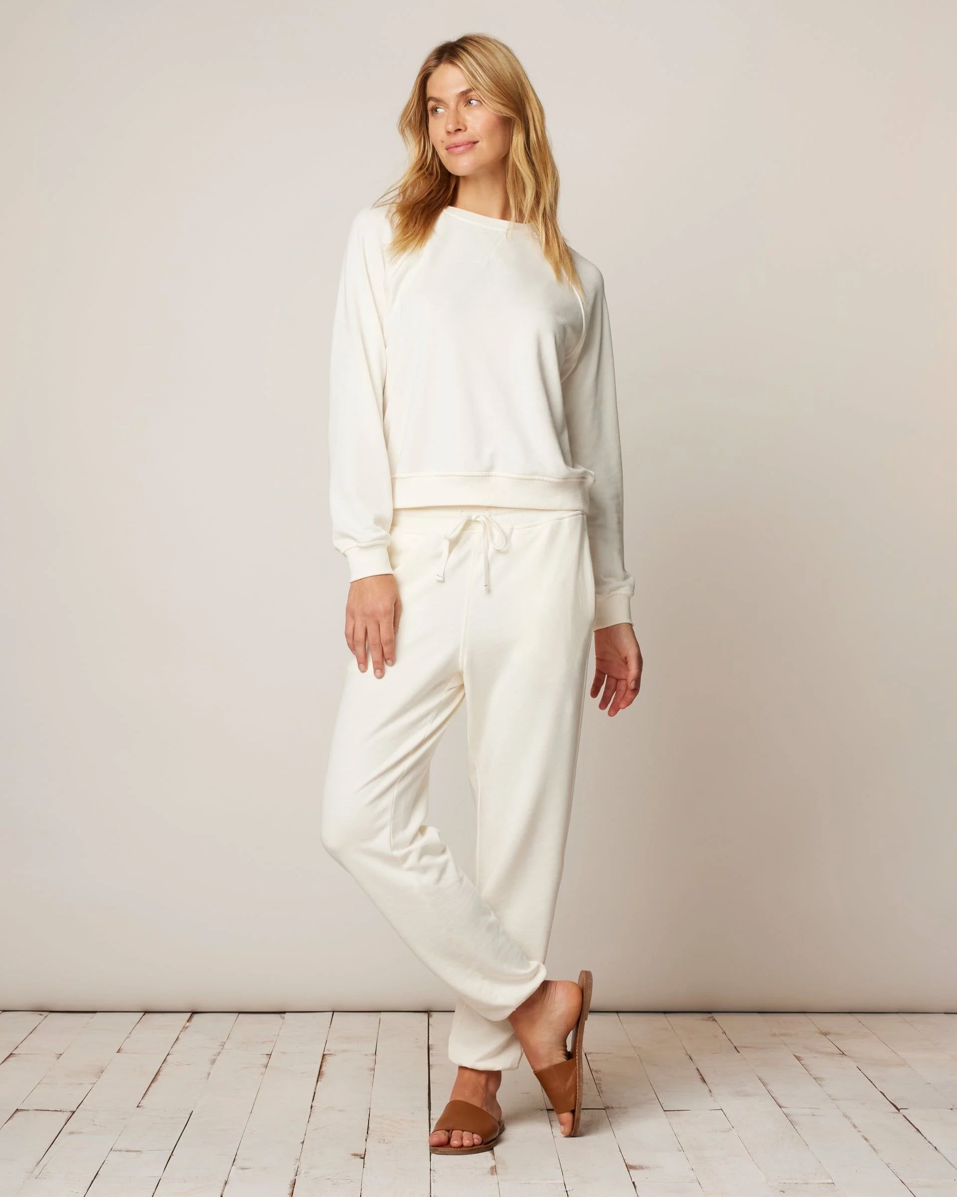 JWKO100000_EVERYDAYSWEATSHIRT_WOMENS_VANILLA_LAYERING_SP24_MOD_0011.jpg