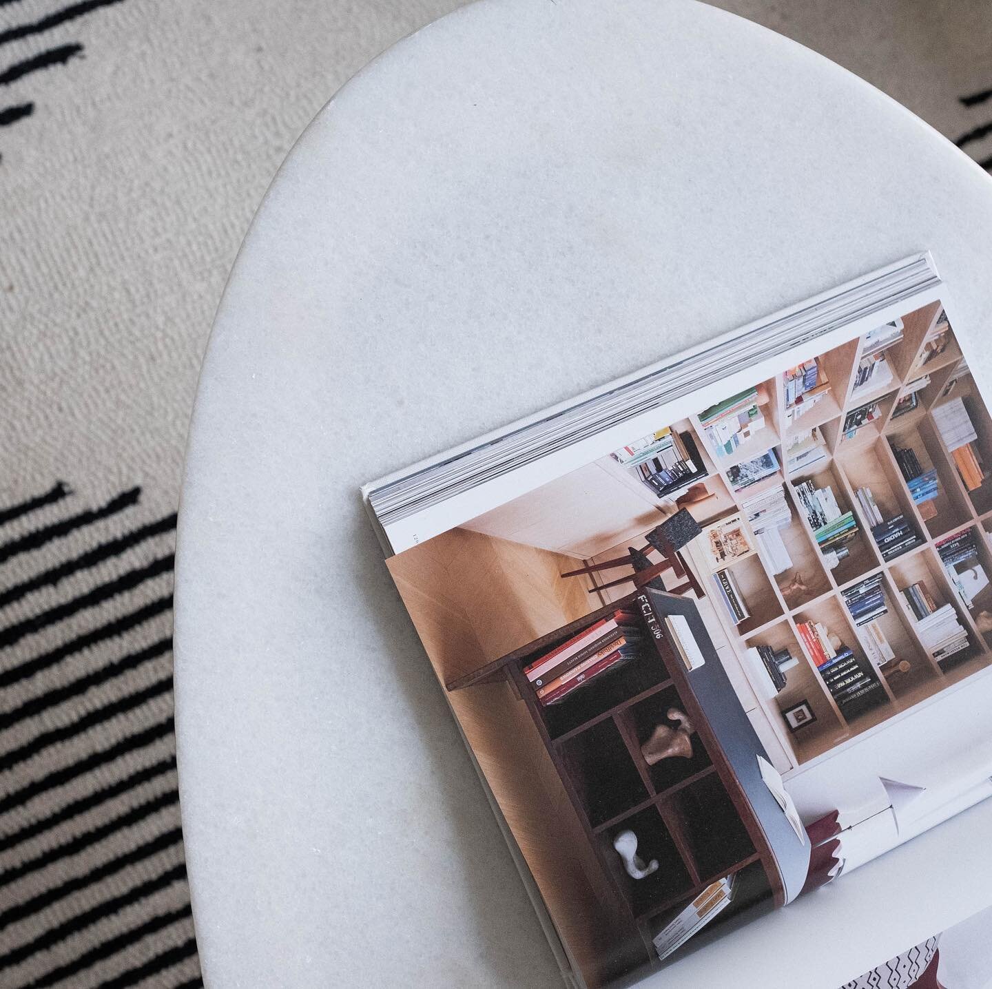 What's on your coffee table? This coffee table and rug were some of the pieces I rented from @oliver.space when I staged my loft for sale. #moderndesign #homestaging #loftdesign #modernloft #homestaging #oliverspace