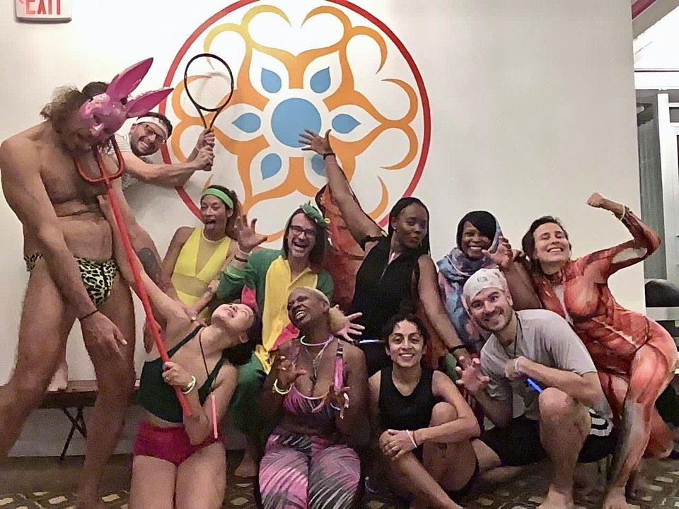 👻 What a spooktacular time we had last night in our glow-in-the-dark Pilates class! Huge thank you to our wonderful instructor, @dinomiteishy, for organizing and leading it. Another big thank you to Teresa who brought everyone mini pumpkins 🎃 

The