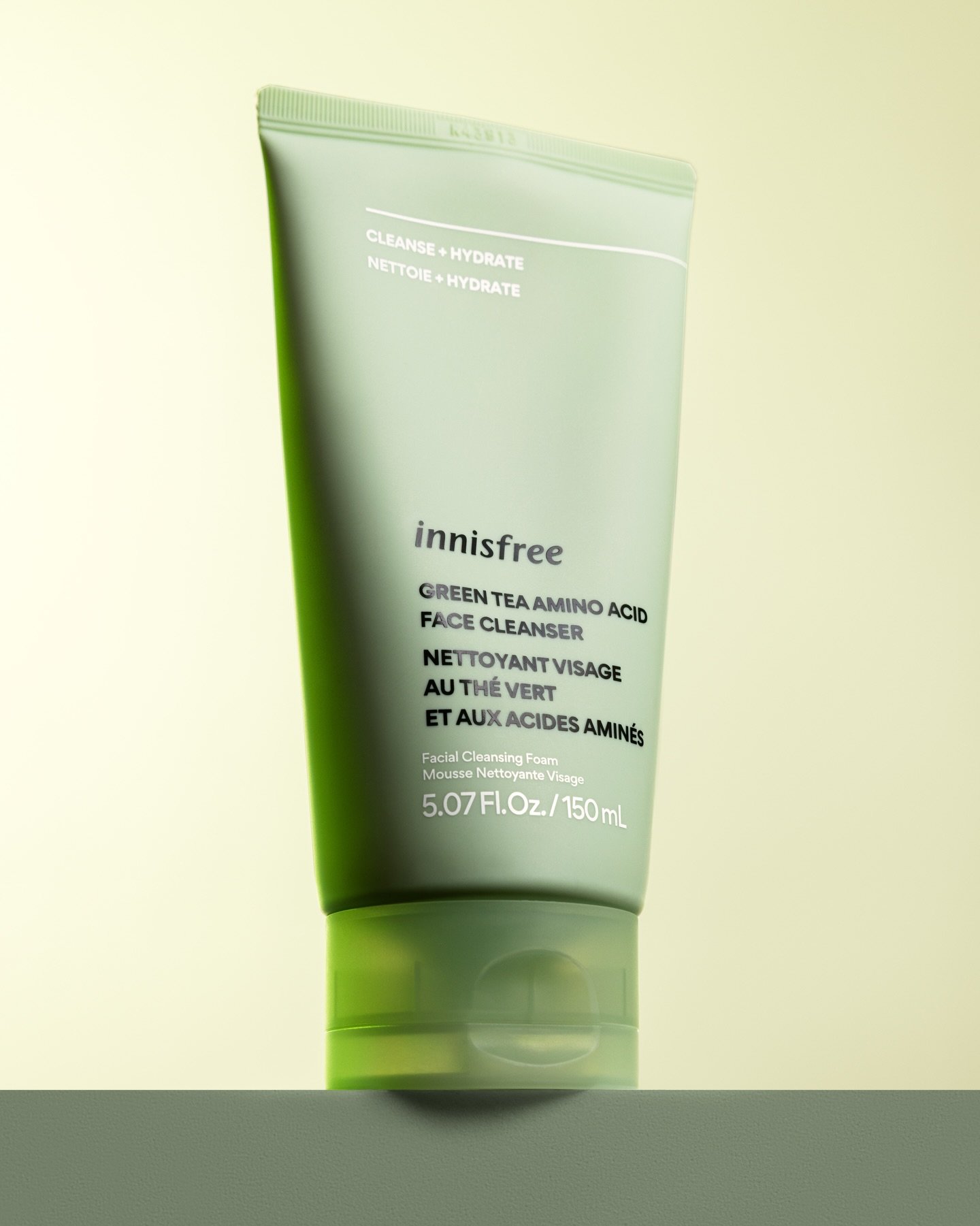 Clean + Hydrate @innisfreecanada #notsponsored 
Swipe ⬅️ to see my step-by-step process
.
.
.
#ottawa #montreal #productphotographer #productphotography #innisfree #sephora #sephoracanada #beautyproduct #beautyphotography #cleanser #innisfreegreentea