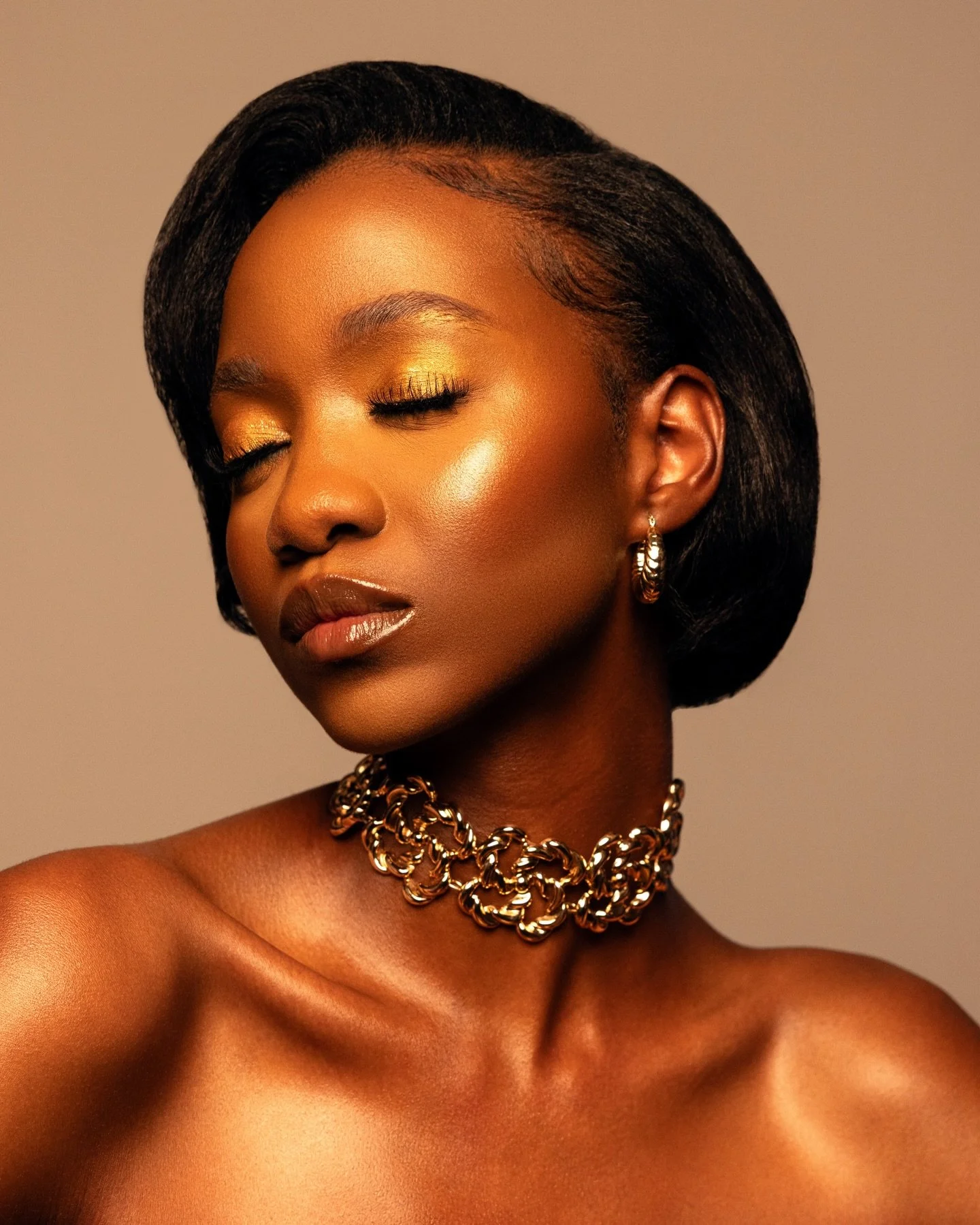 Golden 🌟
Model - @zeeggy_mercy
Makeup artist - @kunasheartistry @natasha.kunashe 
Photographer - @andreott_