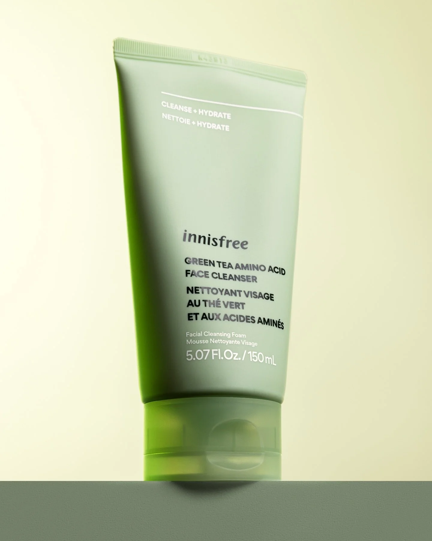 Cleanse + Hydrate @innisfreecanada #notsponsored 
Swipe ⬅️ to see my step-by-step process
.
.
.
#ottawa #montreal #productphotographer #productphotography #innisfree #sephora #sephoracanada #beautyproduct #beautyphotography #cleanser #innisfreegreent